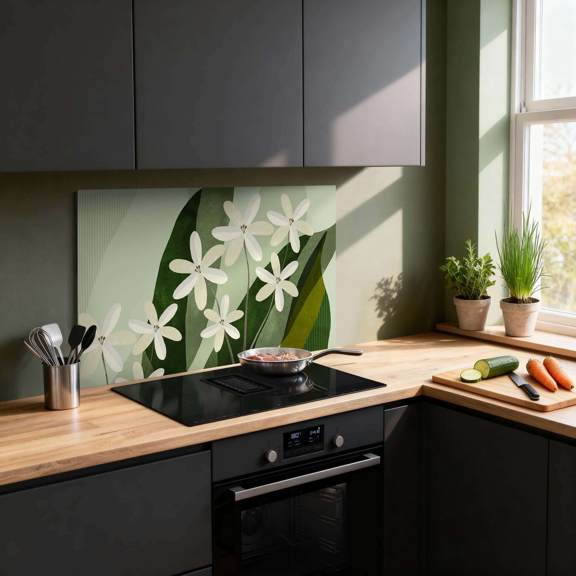 Ivory Cluster Spatscherm met botanisch design op keukenmuur, creëert serene uitstraling. Keuken Spatscherm voor natuurlijke sfeer.