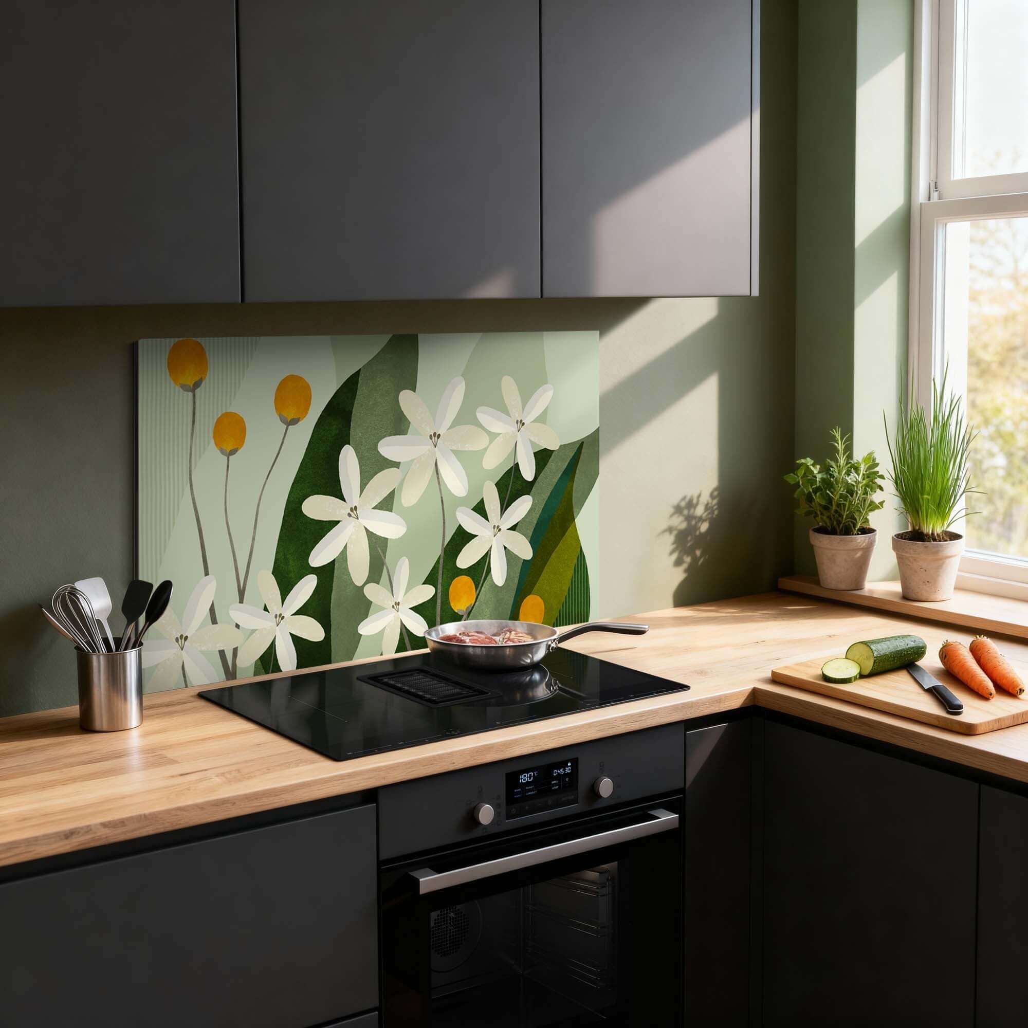 Ivory Spheres Spatscherm in moderne keuken met bloemenpatroon, spatwand met ivoorwitte bloemen, groene en gele accenten.