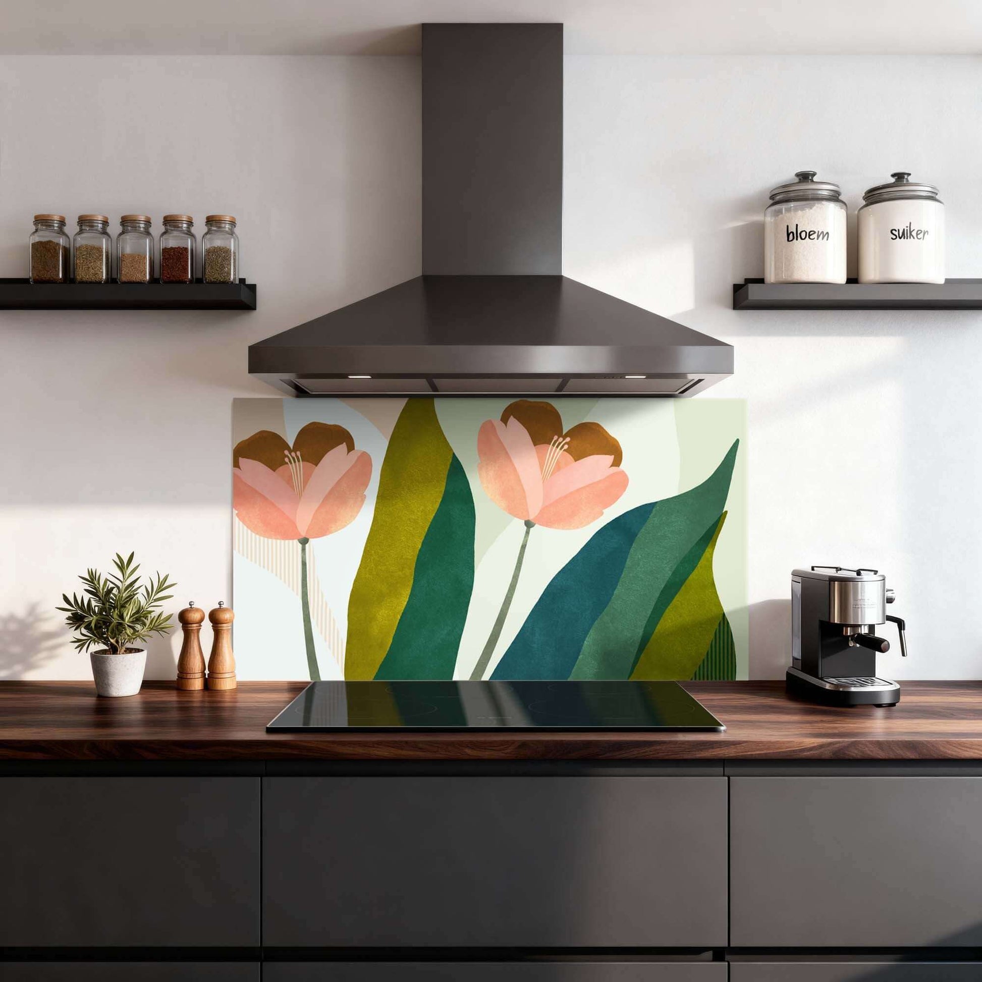 Peach Blooms Spatscherm in een moderne keuken, met botanisch design van perzikkleurige bloemen en diepe groentinten. Keuken Spatscherm Spatwand.