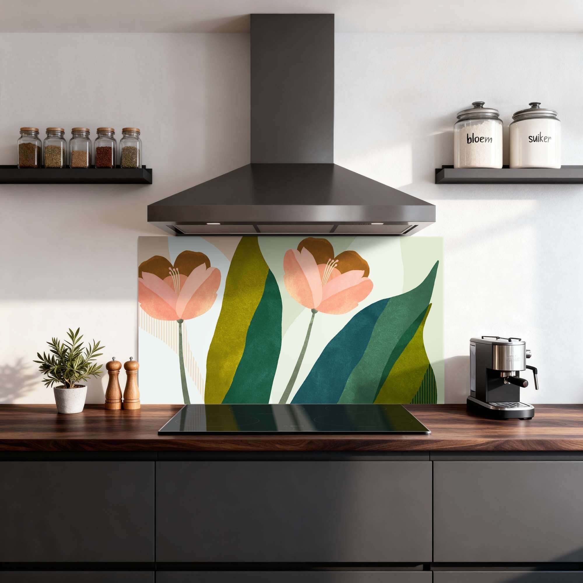 Peach Blooms Spatscherm in een moderne keuken, met botanisch design van perzikkleurige bloemen en diepe groentinten. Keuken Spatscherm Spatwand.