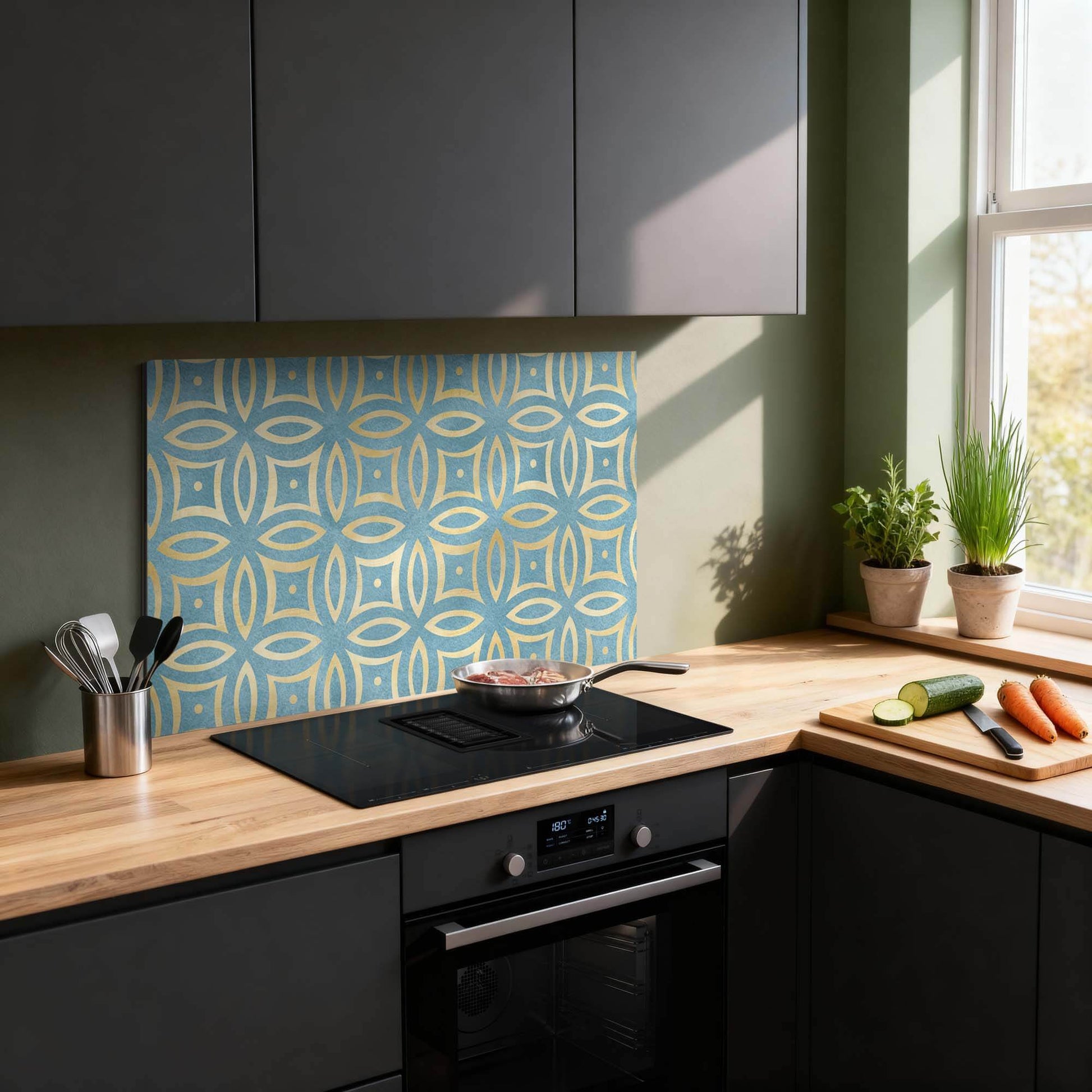 Petal Illusion Blue Spatscherm in keuken met bloem- en cirkelpatroon, ideaal als spatwand voor luxe uitstraling.