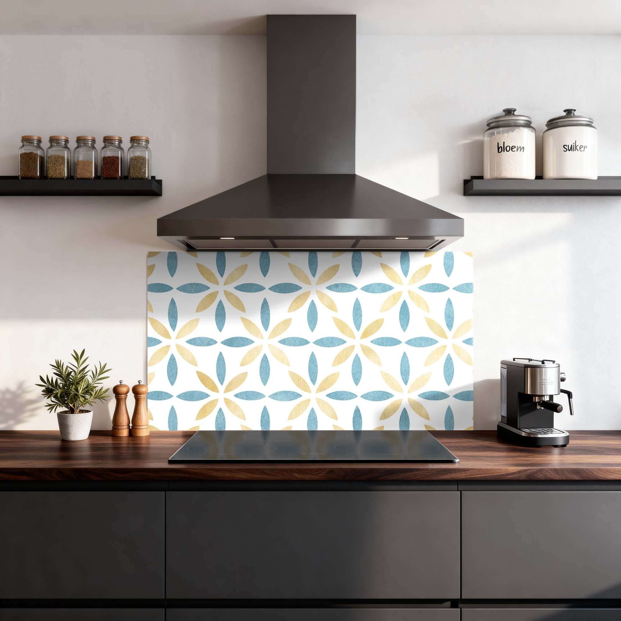 Petal White Tile Spatscherm met blauw en goud bloemmotief in keuken, elegant keuken spatscherm en spatwand design.