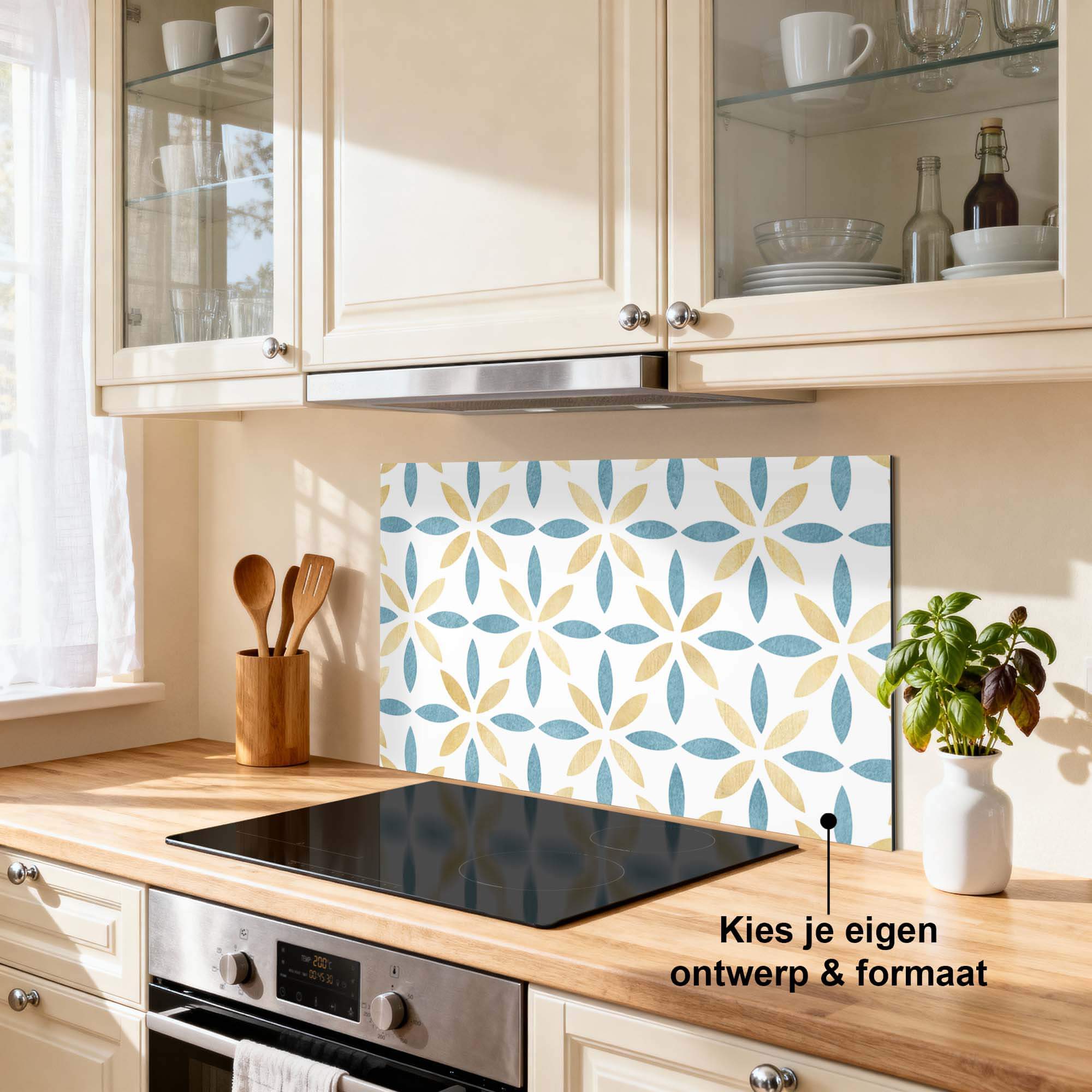 Petal White Tile Spatscherm met blauw en goud bloemmotief in lichte keuken, elegante en luchtige toevoeging. Spatscherm, Keuken Spatscherm.