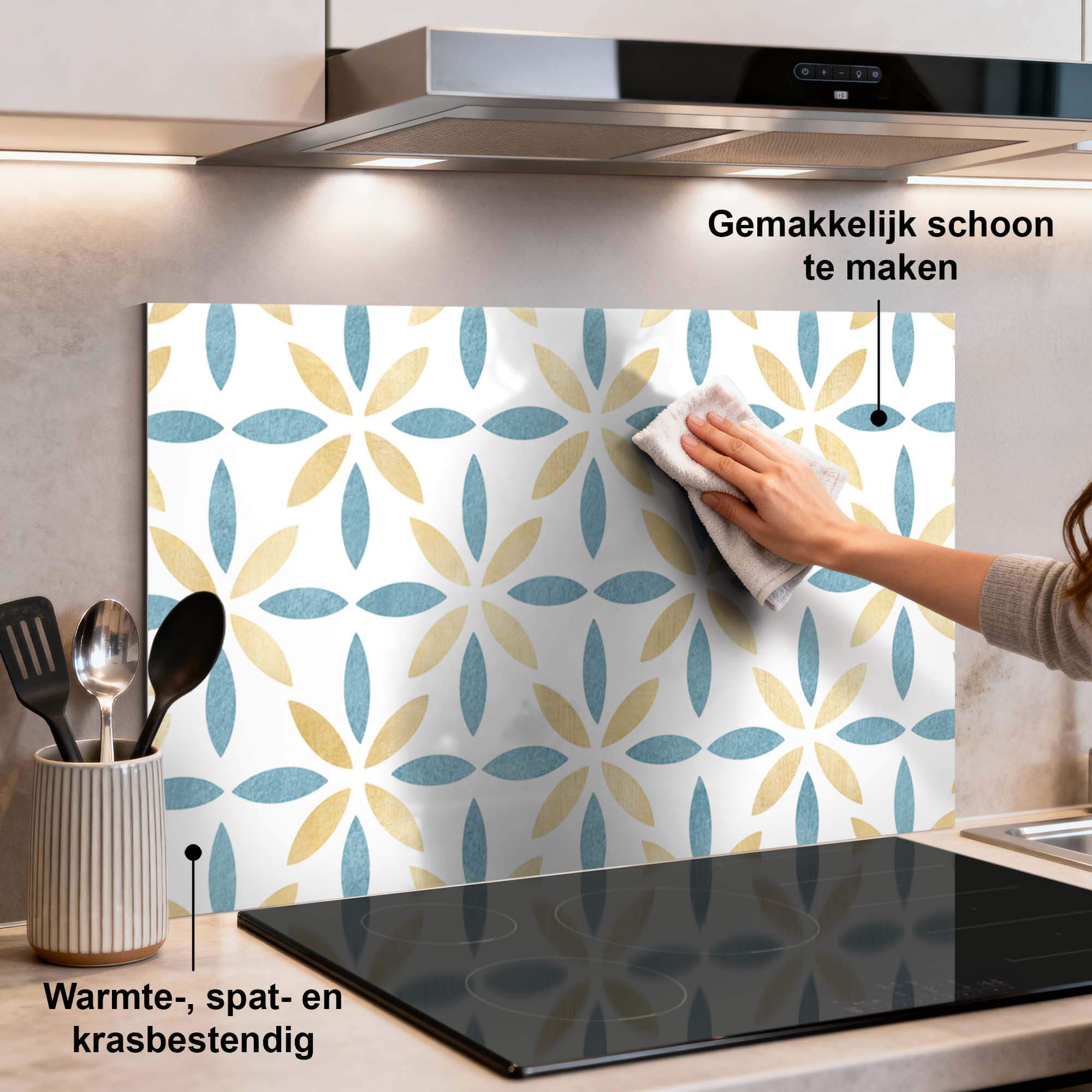 Petal White Tile Spatscherm met blauw en goud bloemmotief, ideaal als keuken spatscherm en spatwand, makkelijk schoon te maken