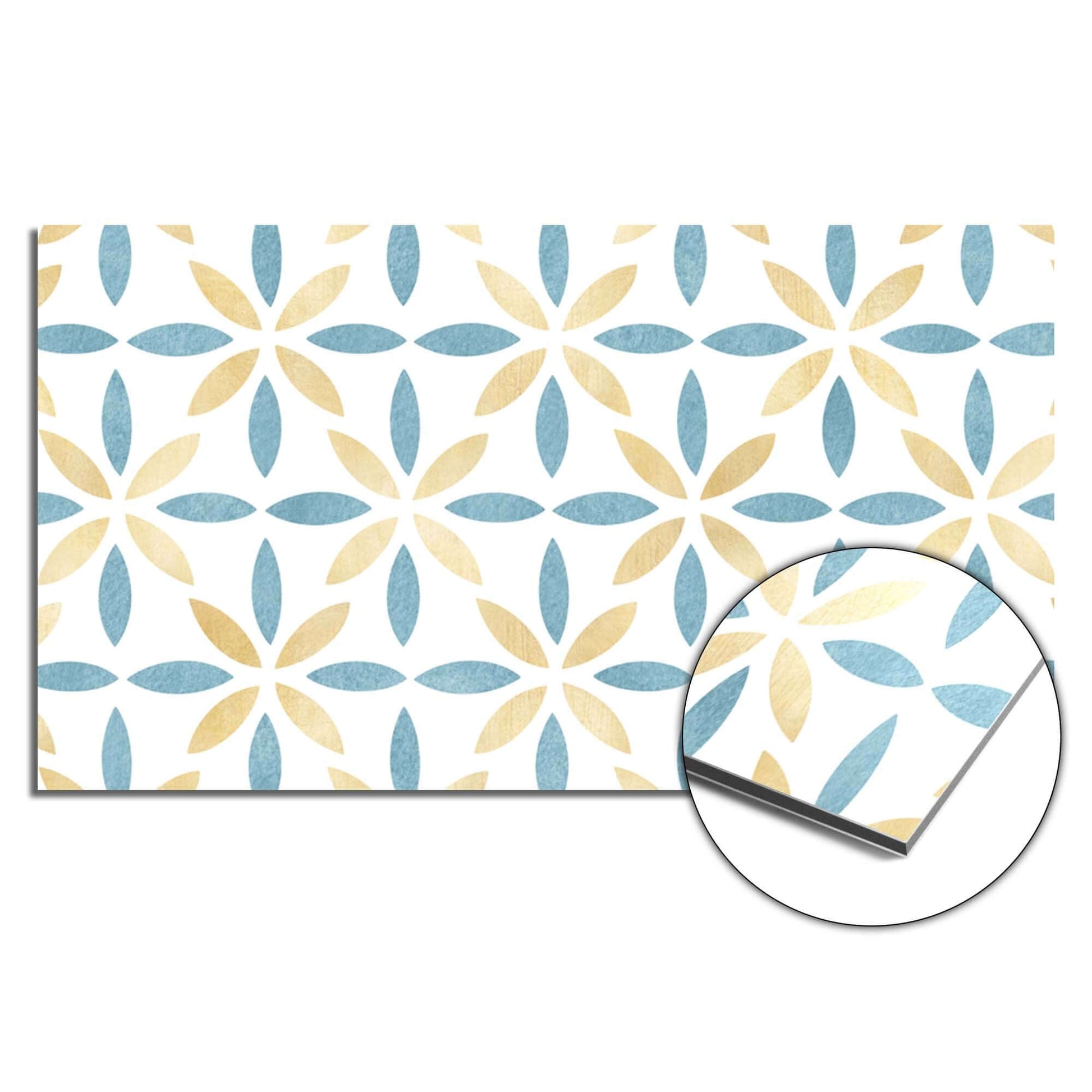 Petal White Tile Spatscherm met bloemmotief in blauw en goud, perfect als keuken spatscherm of spatwand, voor een frisse uitstraling.