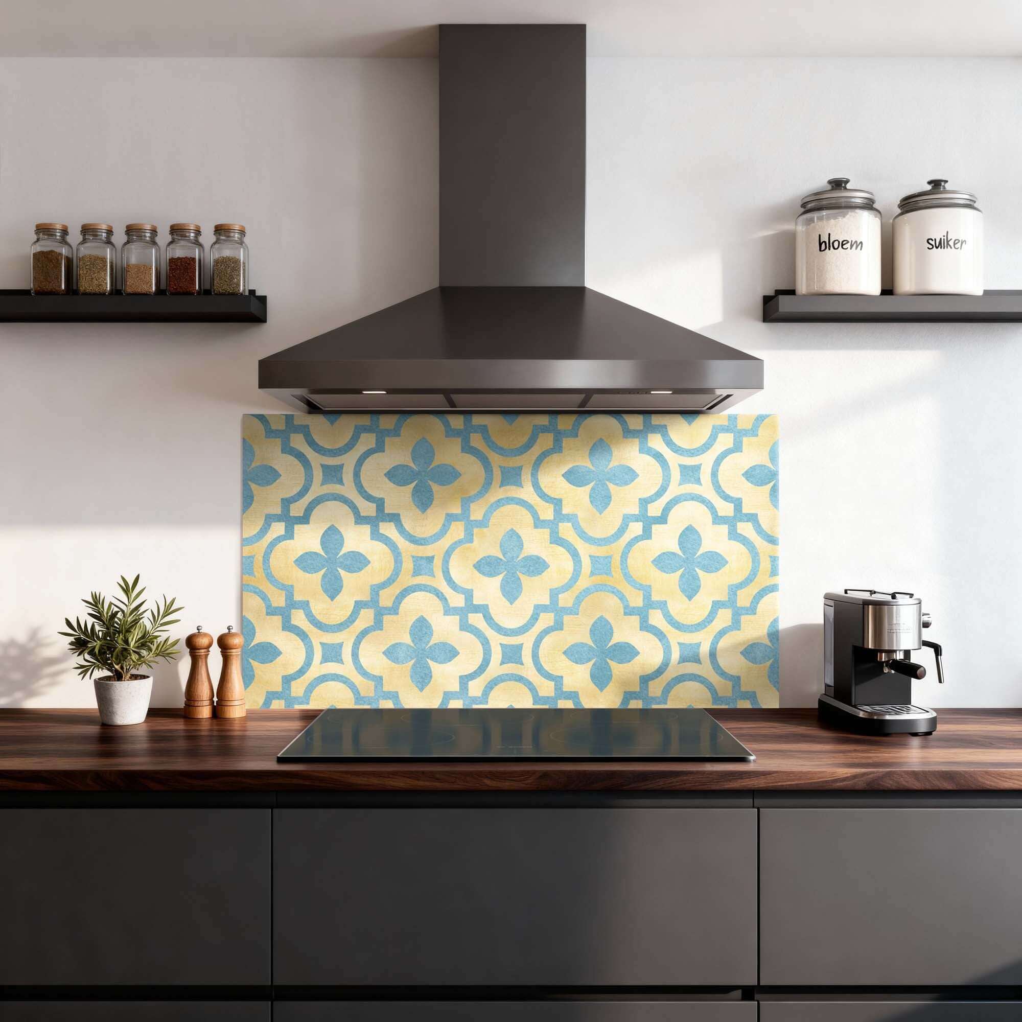 Soft Azure Blossom Spatscherm in keuken, mediterraan patroon met zacht azuurblauw en warm goud, elegant en hittebestendig spatwand