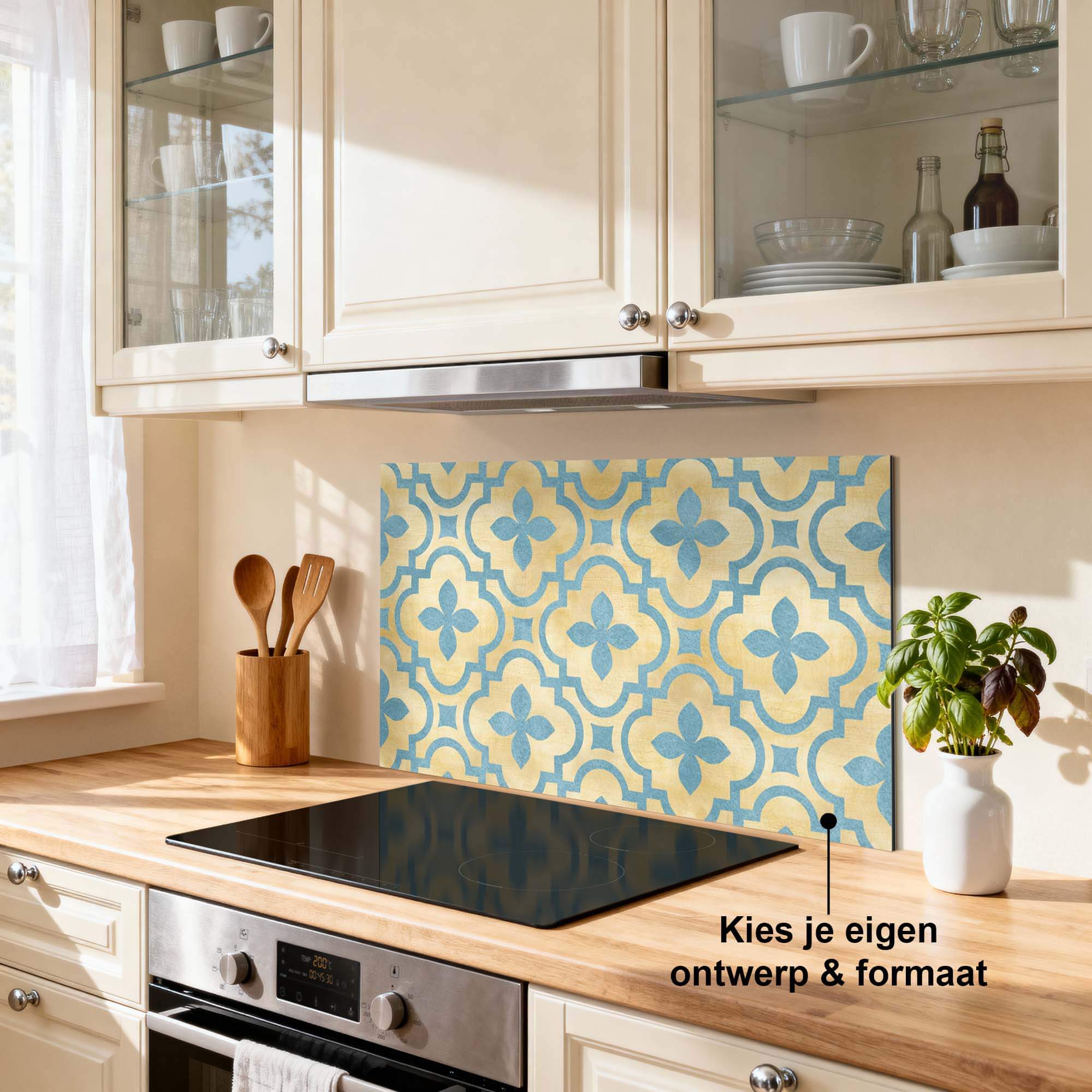 Soft Azure Blossom Spatscherm in keuken, elegant spatscherm en spatwand met azuurblauw en goud ontwerp voor stijlvolle uitstraling.