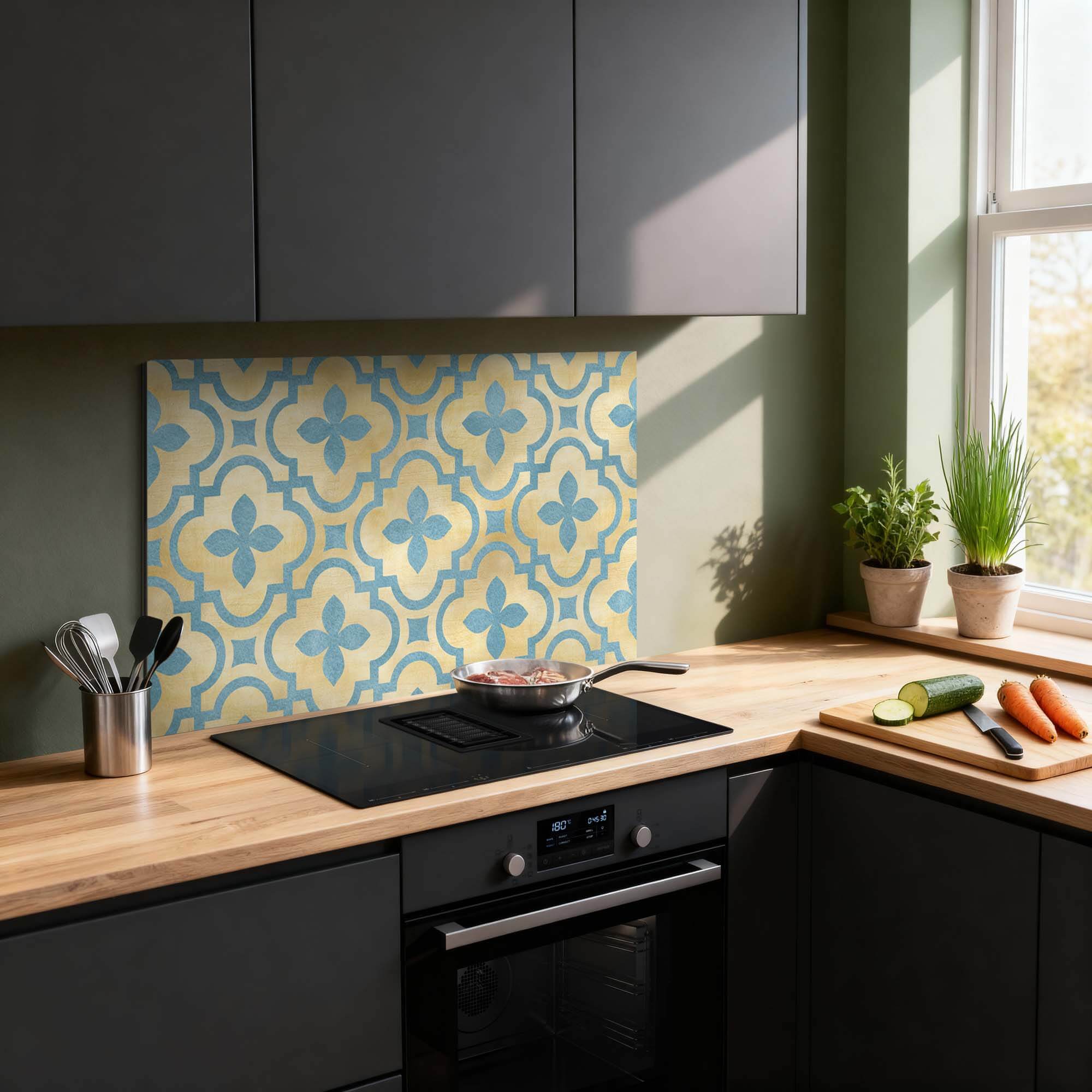 Soft Azure Blossom Spatscherm in keuken, mediterrane spatwand met azuurblauw en goud. Stijlvolle keuken spatscherm tegen hitte.