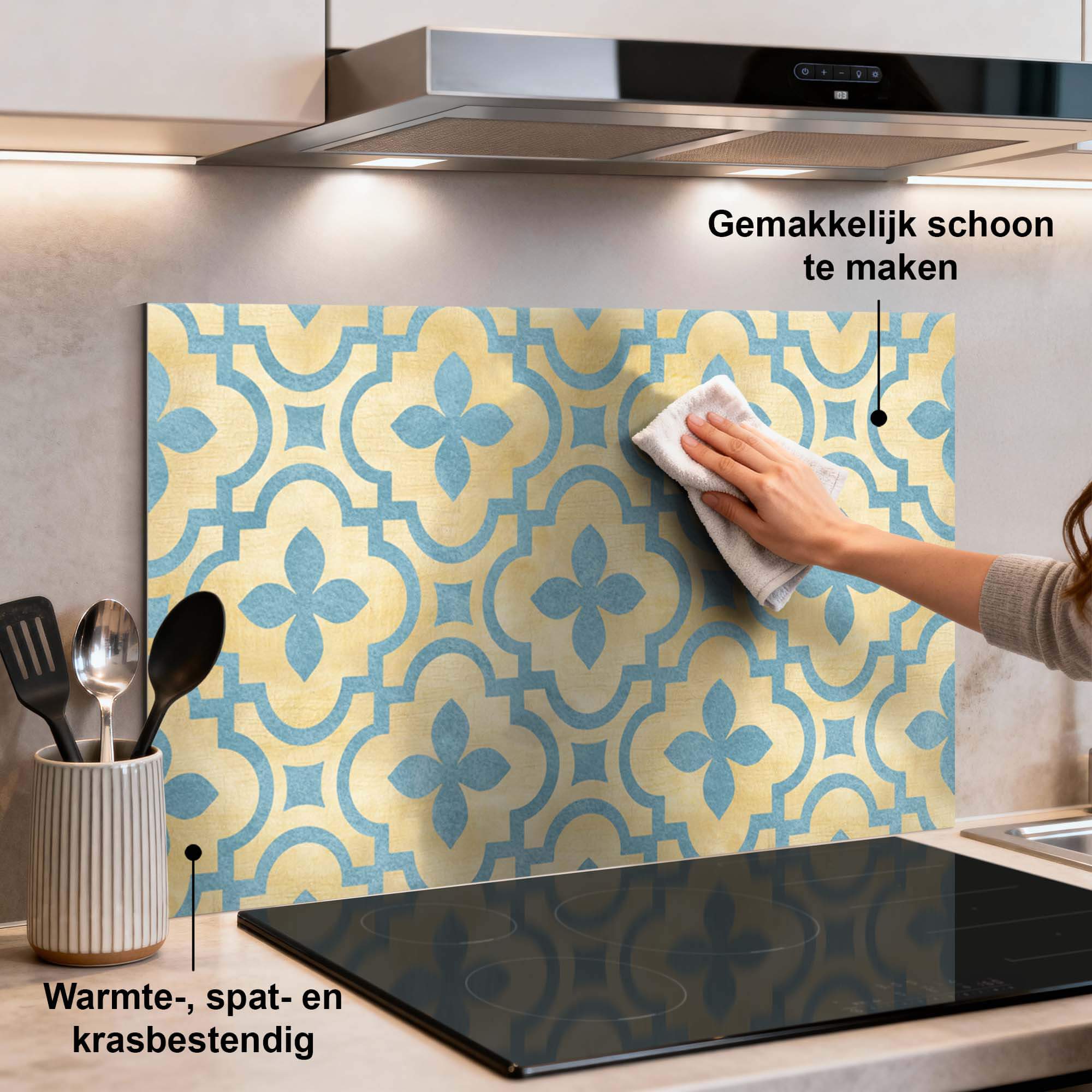 Soft Azure Blossom Spatscherm voor keuken, warmte- en spatbestendig spatwand met azuurblauw en goud ontwerp.