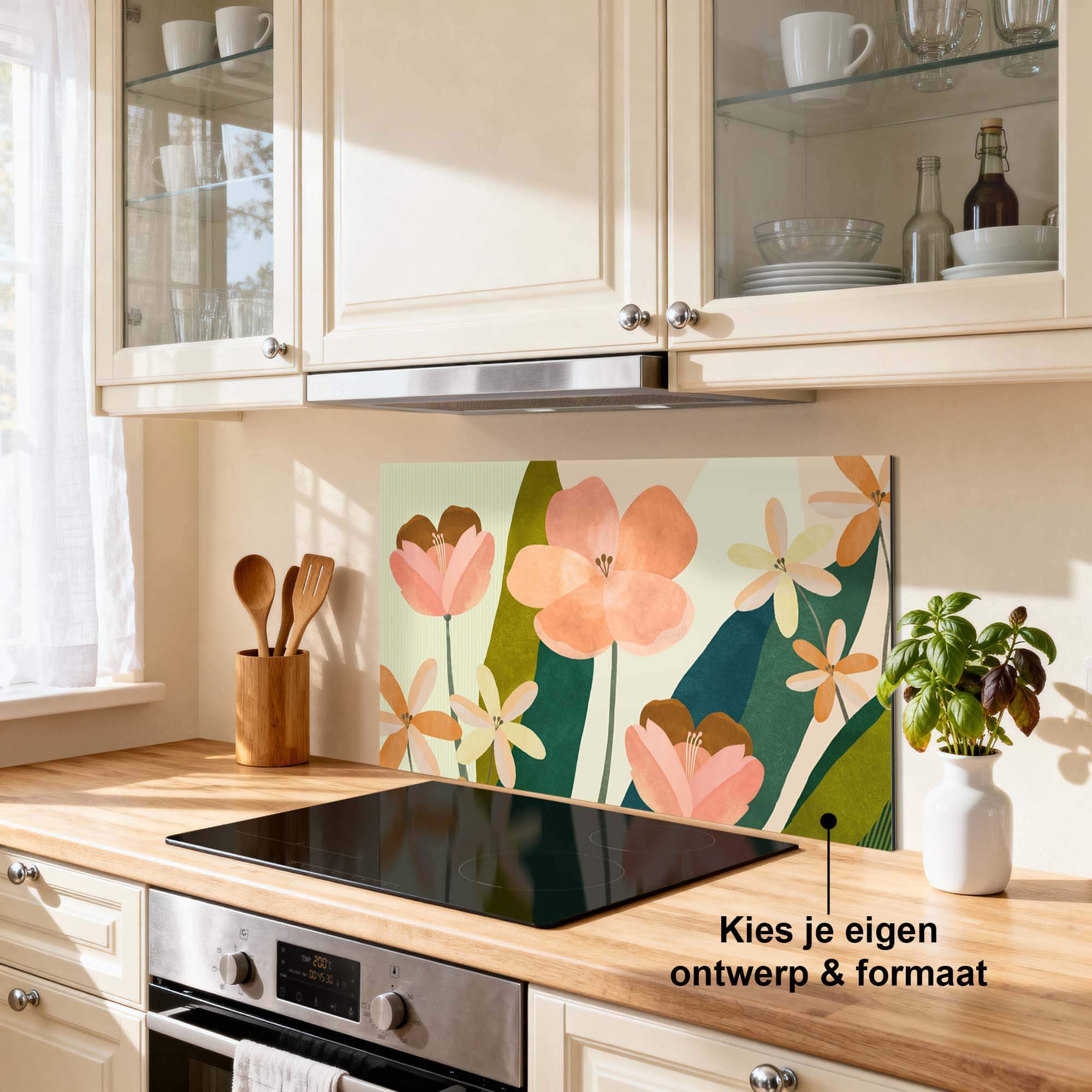 Soft Petals Spatscherm in keuken met botanisch design en perzikkleurige bloemen, ideaal als hittebestendig keuken spatscherm of spatwand.