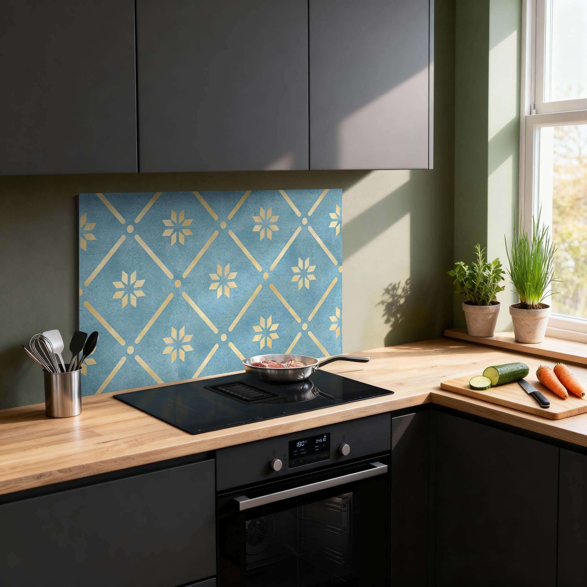 Starline Blue Tile Spatscherm met blauw keramiek en goudaccenten in moderne keuken, ideaal als stijlvol en hittebestendig spatscherm.