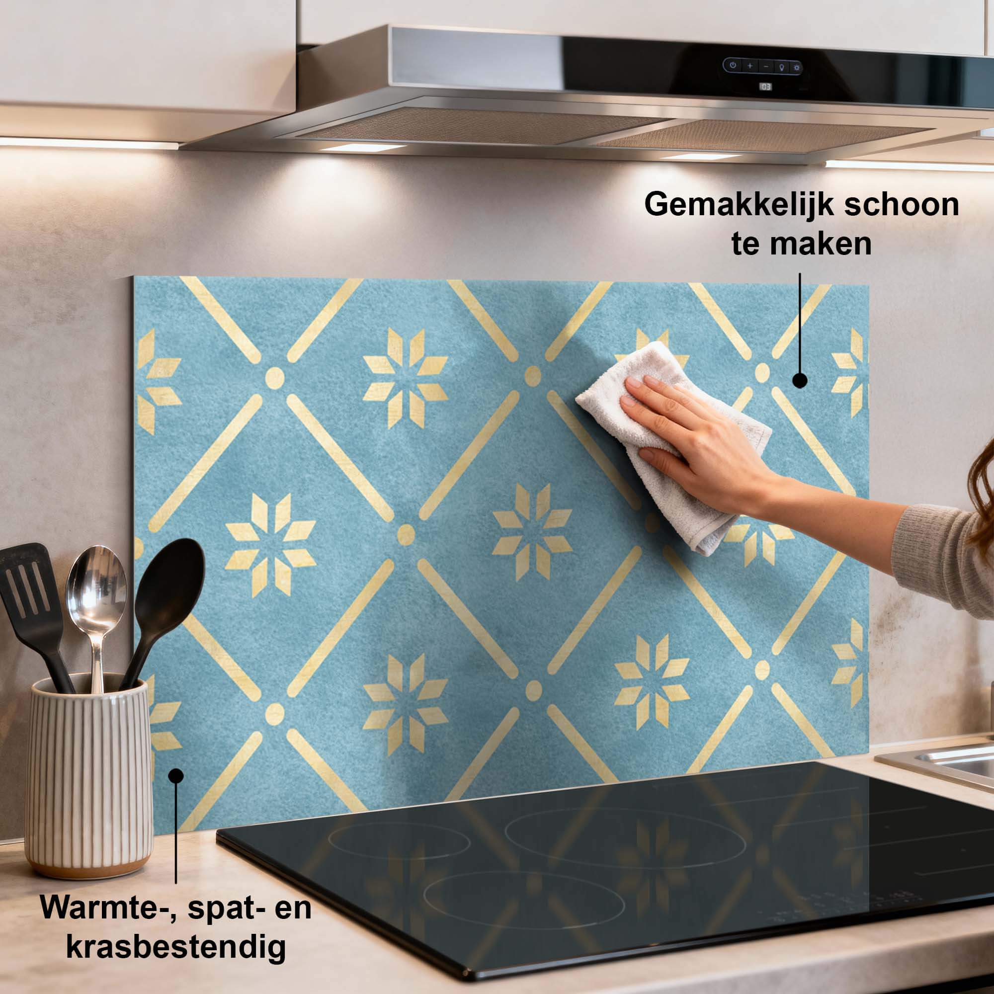 Starline Blue Tile Spatscherm in keuken met keramiek-effect, warme goudaccenten. Perfect Keuken Spatscherm en stijlvolle Spatwand.