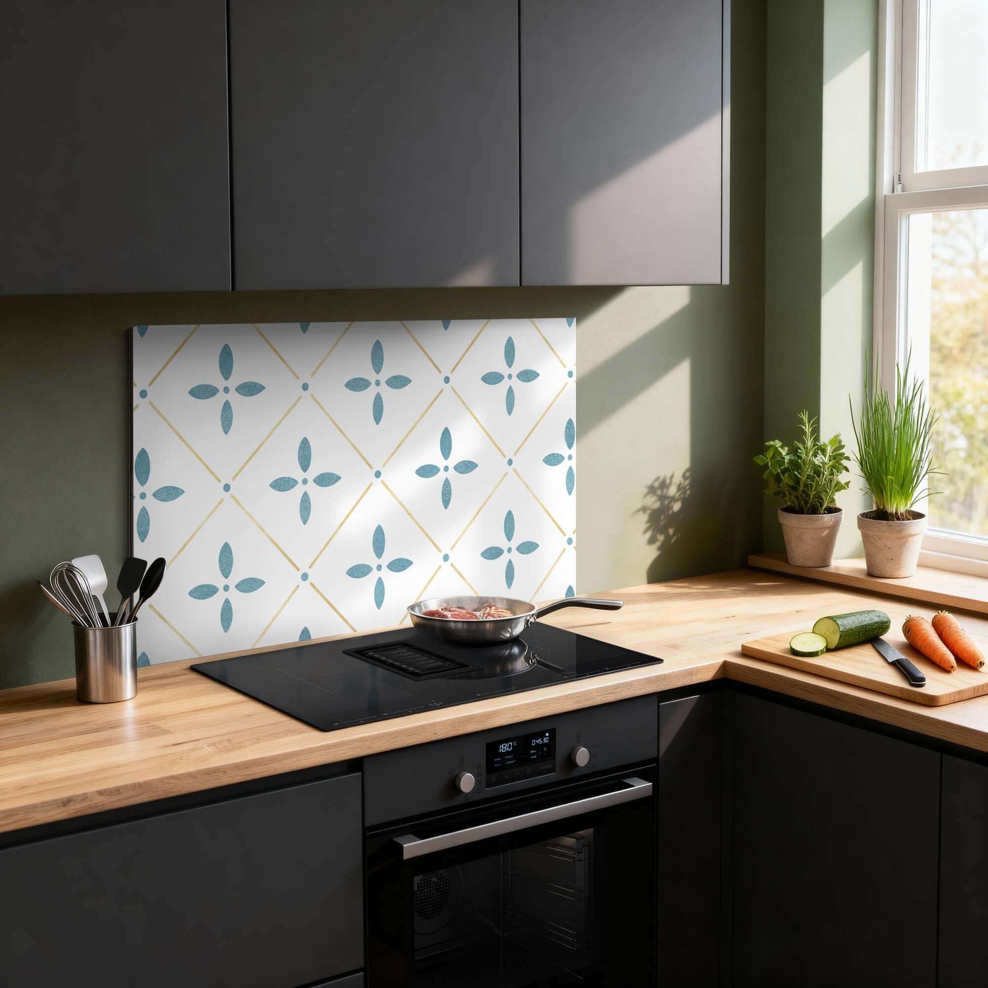 Starline White Tile Spatscherm met wit-blauw-gouden patroon in keuken, ideaal als keuken Spatscherm of Spatwand voor bescherming.