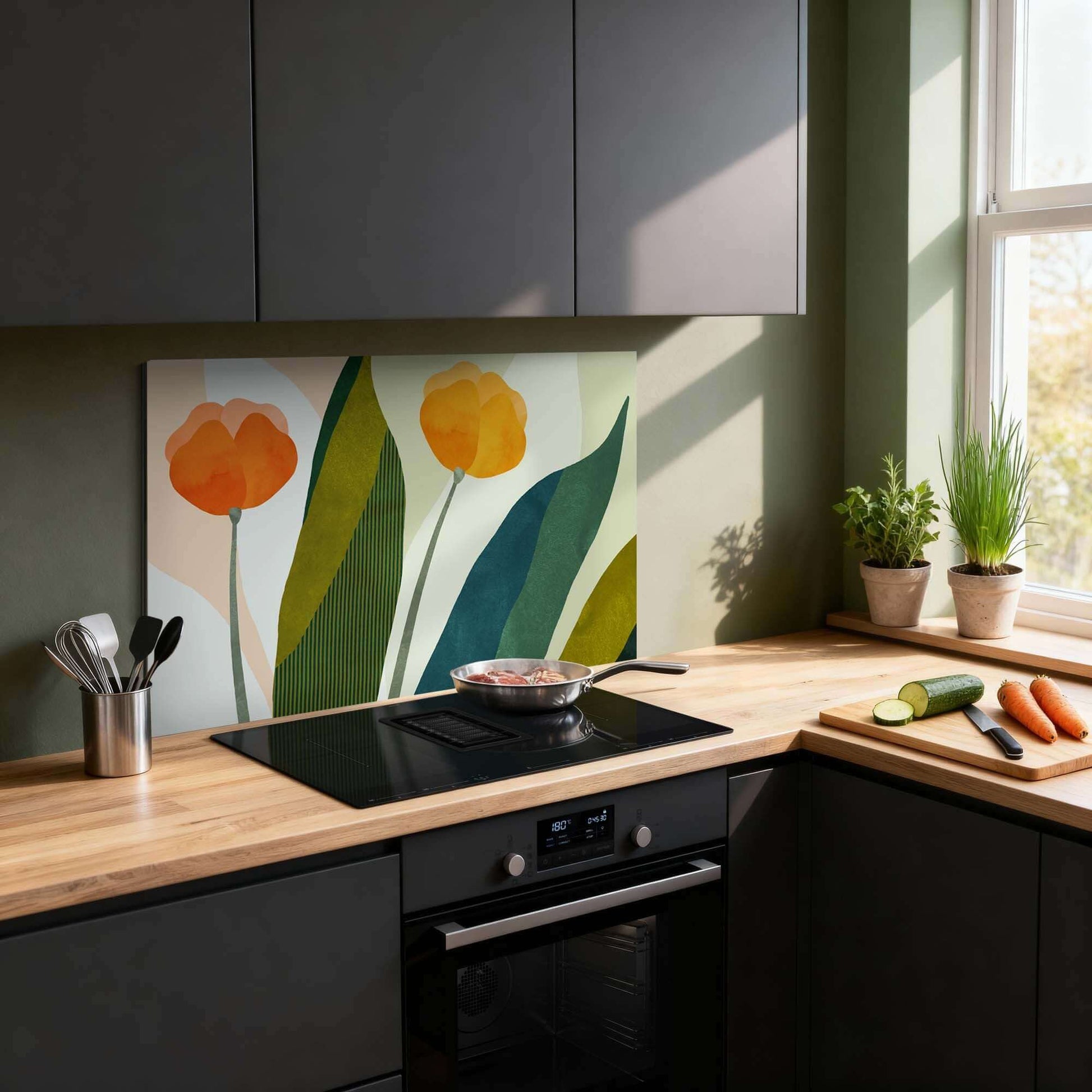 Sunset Blooms Spatscherm met botanisch design in keuken met groene en oranje bloemen, creëert een moderne en warme sfeer. Spatwand voor keuken.