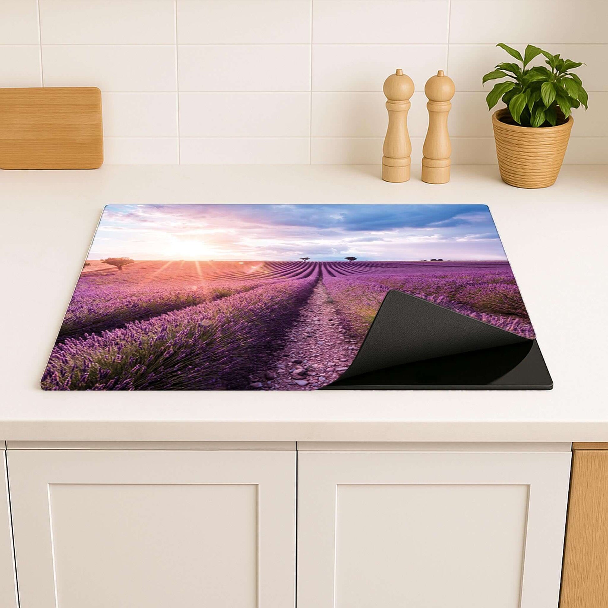 Close-up van de Lavender Horizon inductiebeschermer met paarse lavendelbloemen
