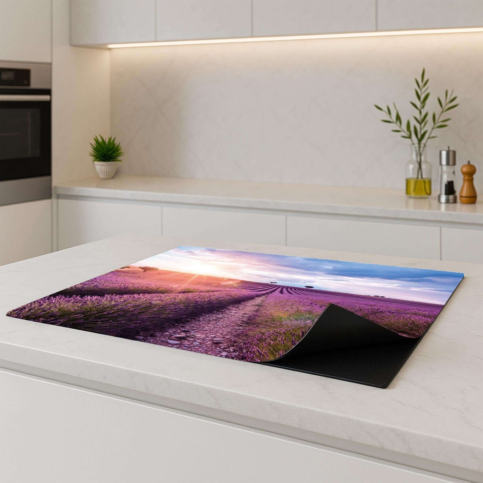 Inductiebeschermer Lavender Horizon op keukenblad met serene uitstraling