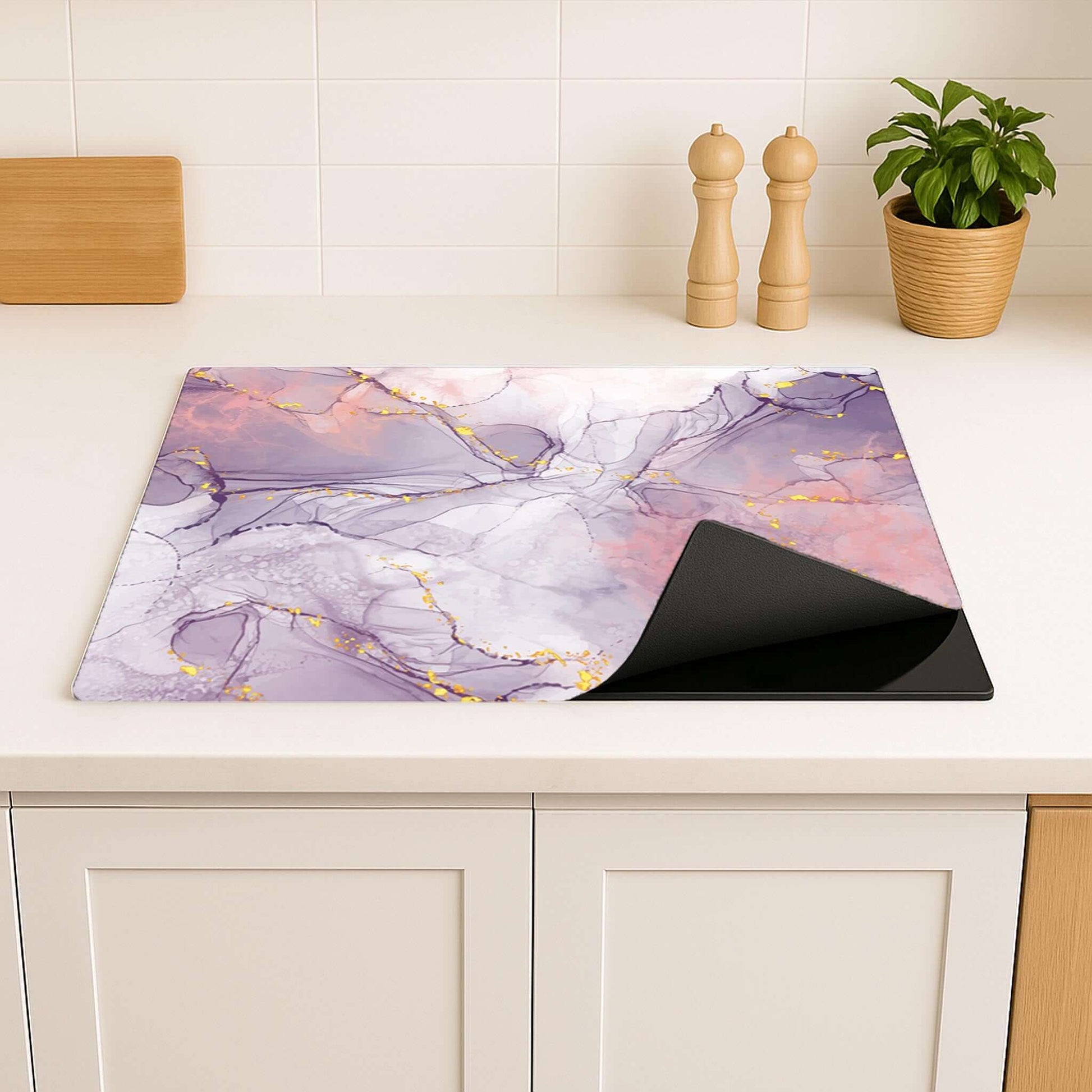 Lavender Marble inductie beschermer in een moderne keuken, close-up