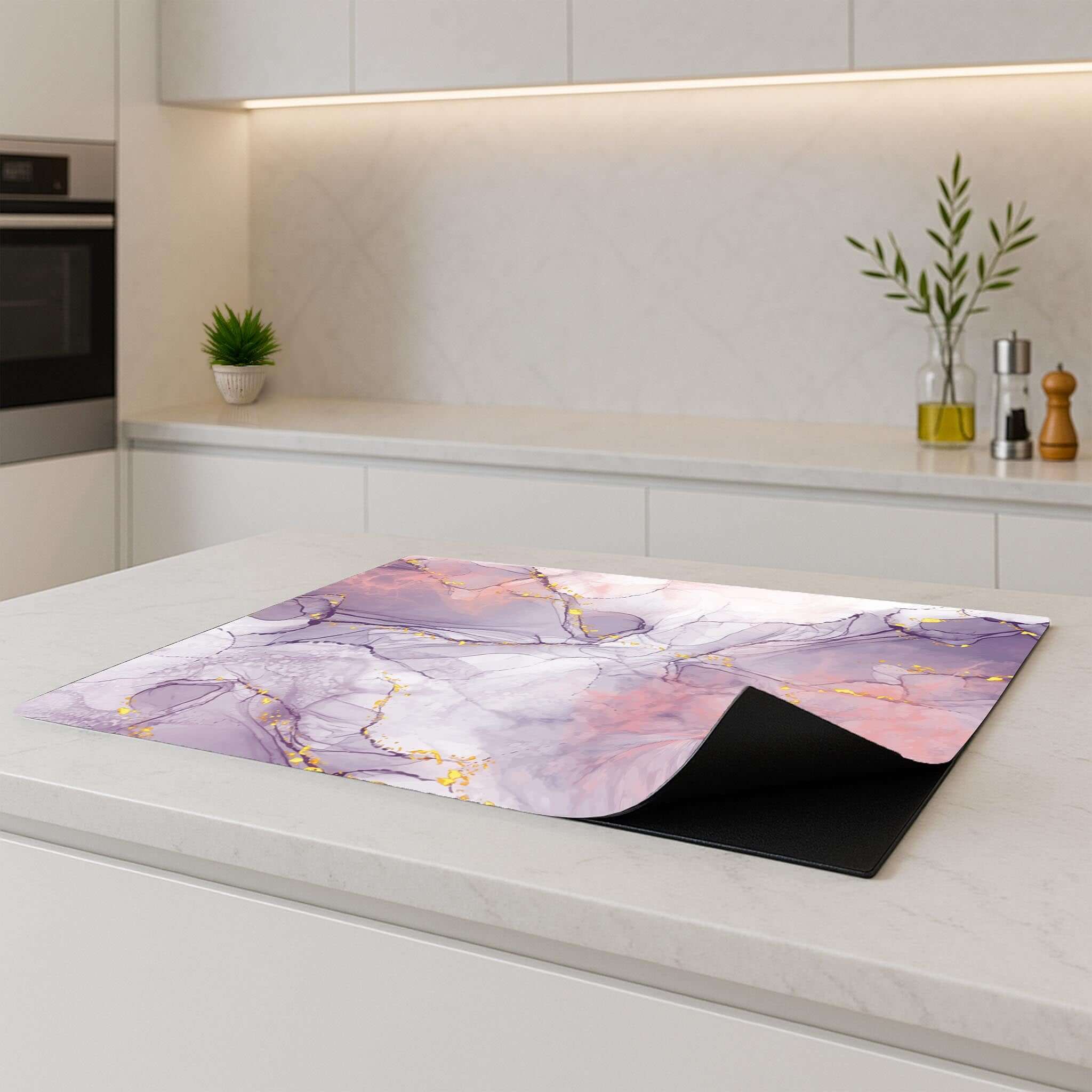 Lavender Marble inductie beschermer geplaatst op een keukenblad, zijkant