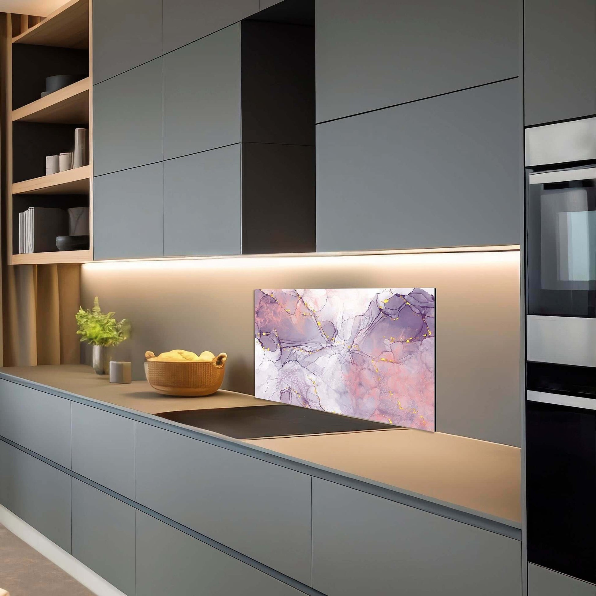 Keuken met Lavender Marble spatscherm in lavendel en goud