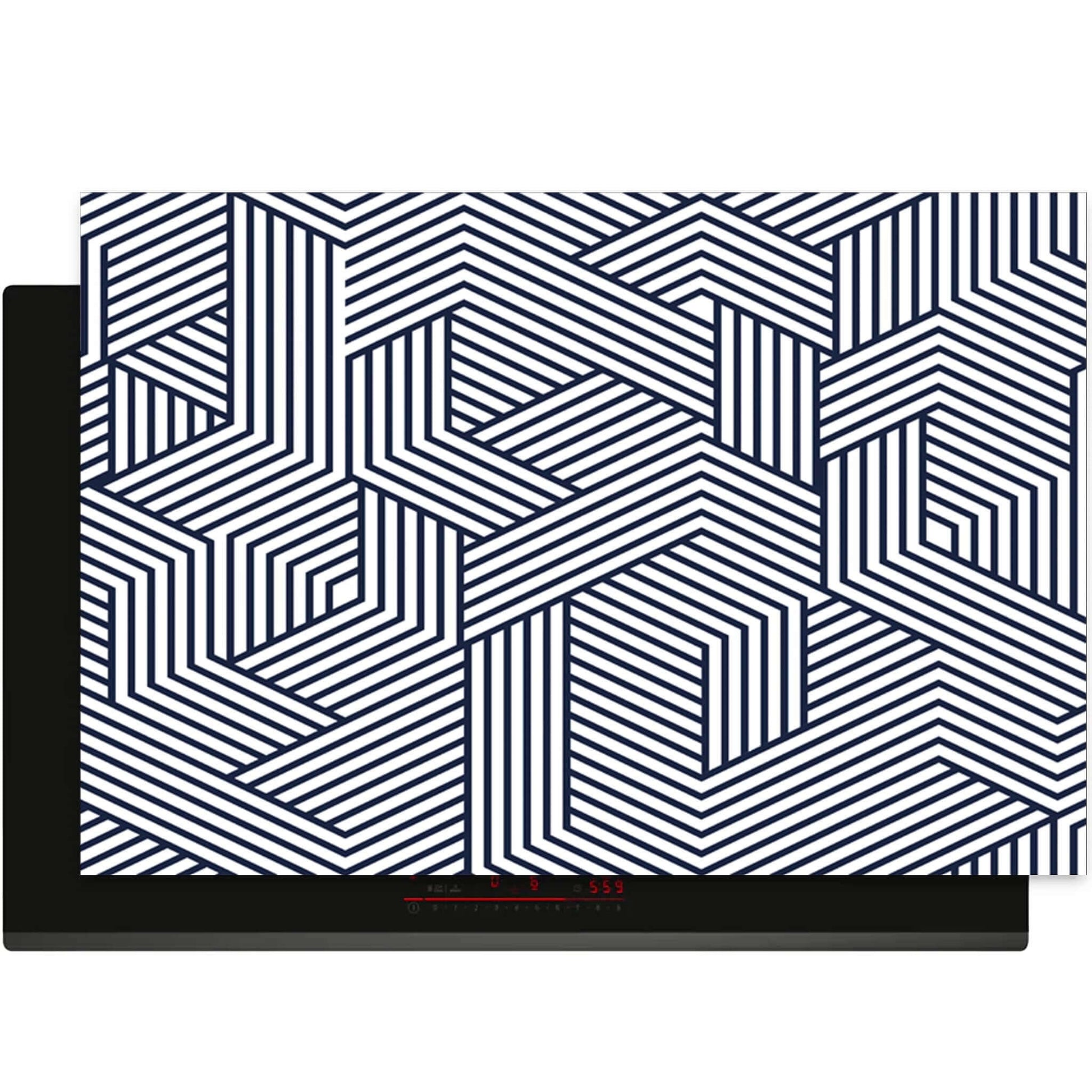 Bovenaanzicht van Linear Labyrinth inductie beschermer met zwart-wit geometrisch patroon