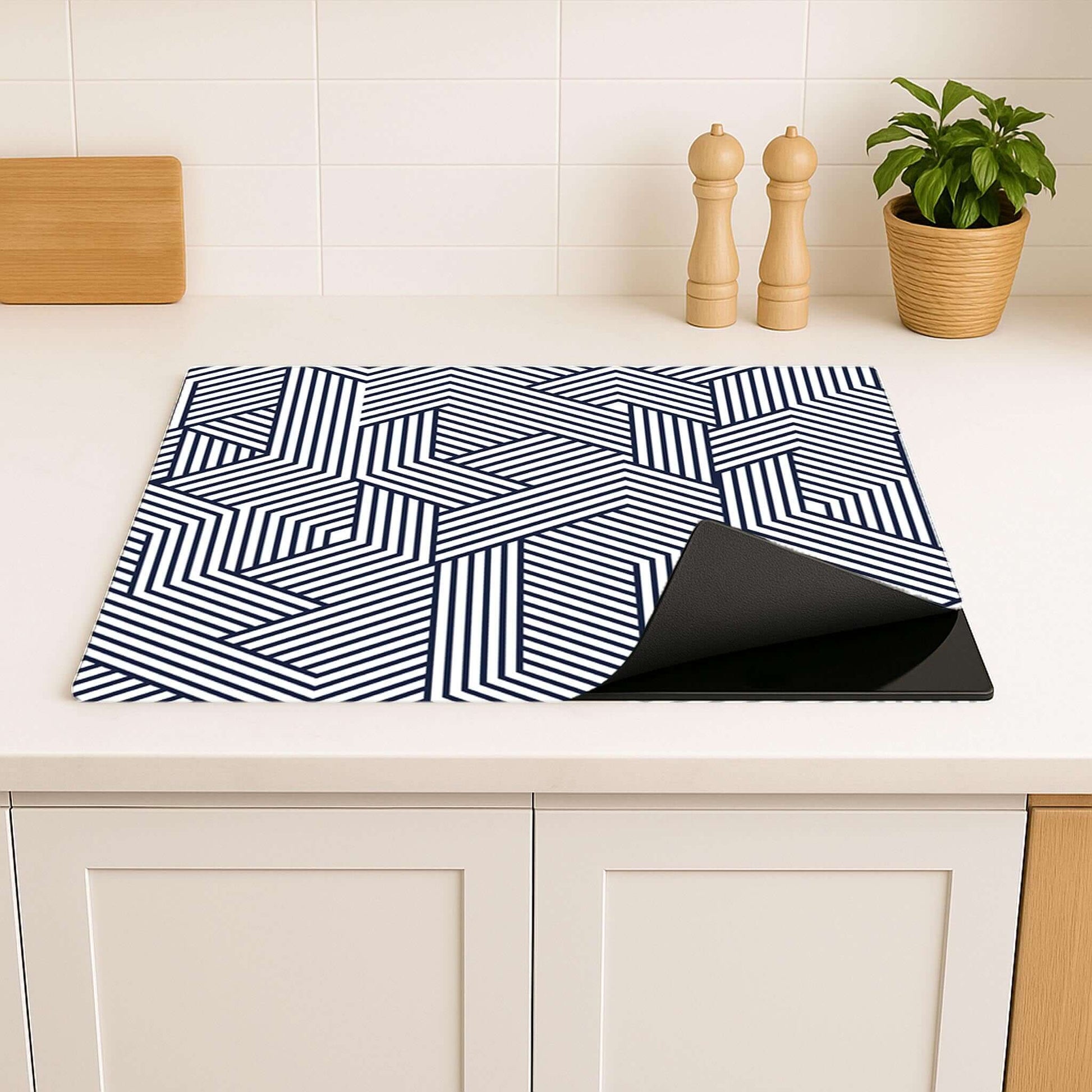 Close-up van Linear Labyrinth inductie beschermer in minimalistische keuken