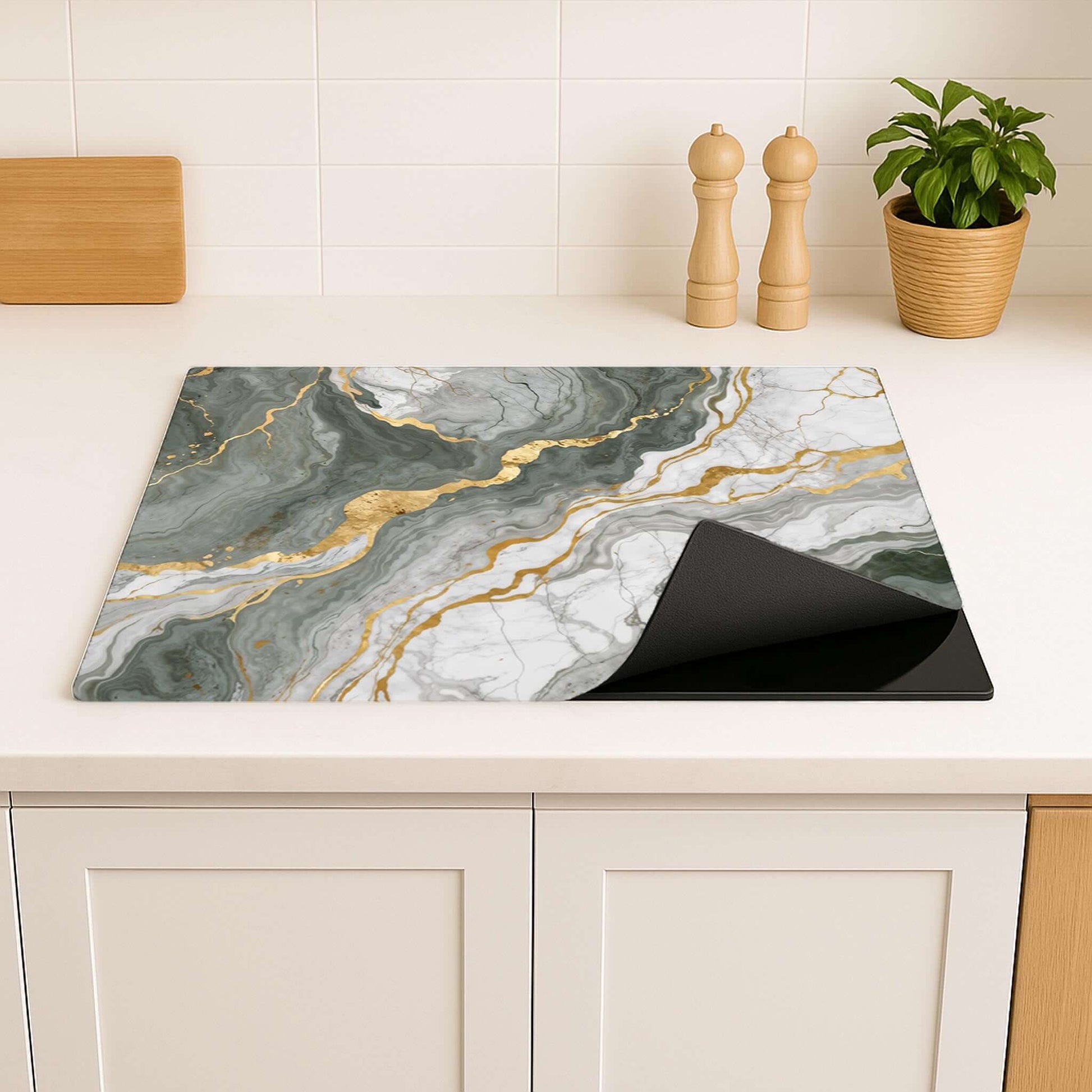 Detailweergave van de Luxurious Marble Green inductie beschermer in een lichte keuken