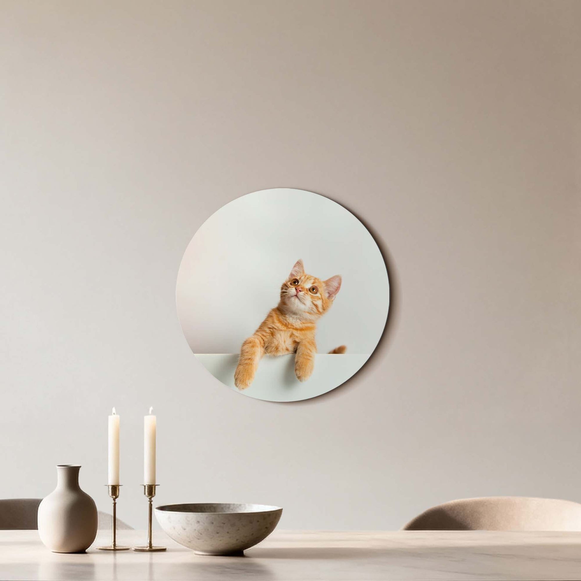 Amber Curiosity – Muurcirkel van een oranje kat, moderne muurdecoratie voor elk interieur.