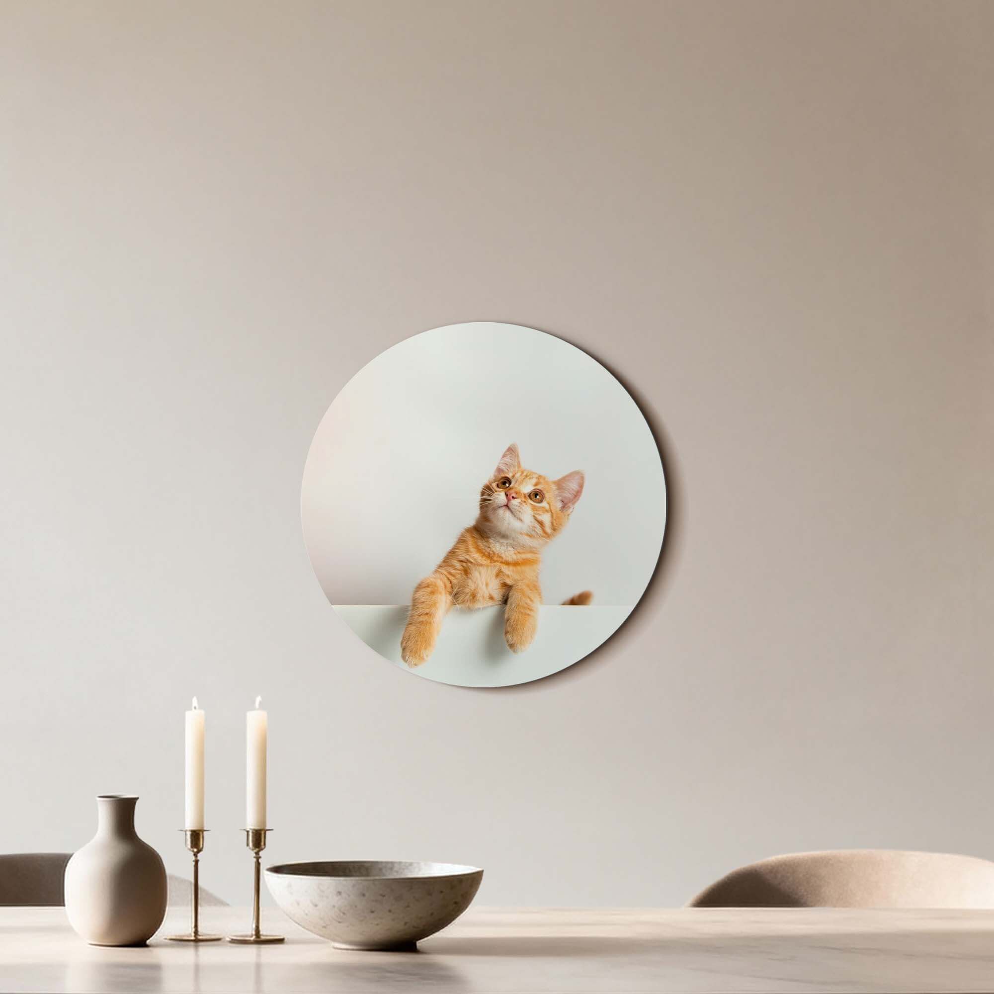 Amber Curiosity – Muurcirkel van een oranje kat, moderne muurdecoratie voor elk interieur.