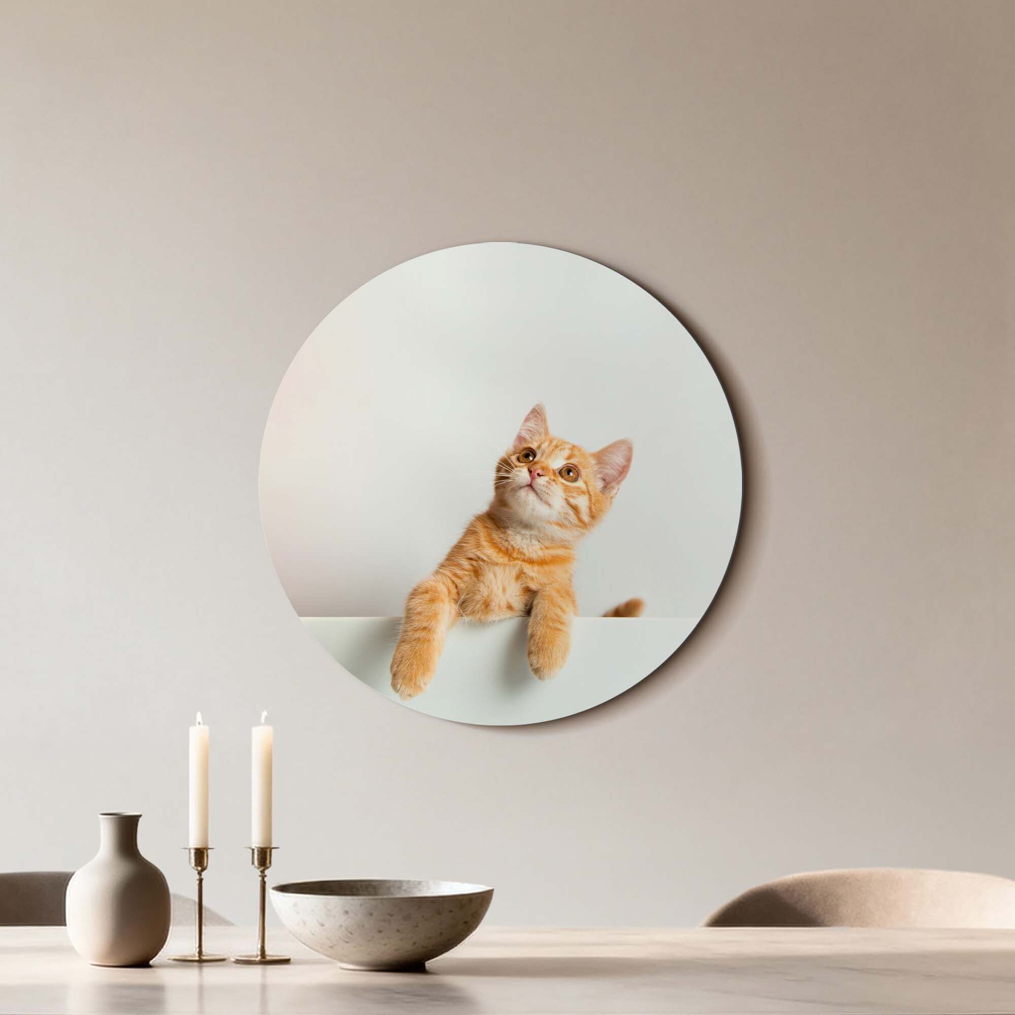 Amber Curiosity – Muurcirkel van een oranje kat, perfect voor wanddecoratie en moderne interieurs.