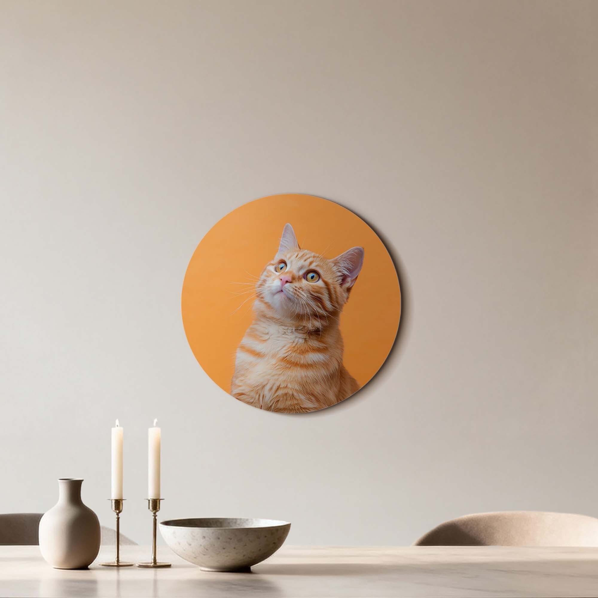 Amber Pop – Muurcirkel met nieuwsgierige jonge kat op oranje achtergrond, stijlvolle muurcirkel voor huisdecoratie.