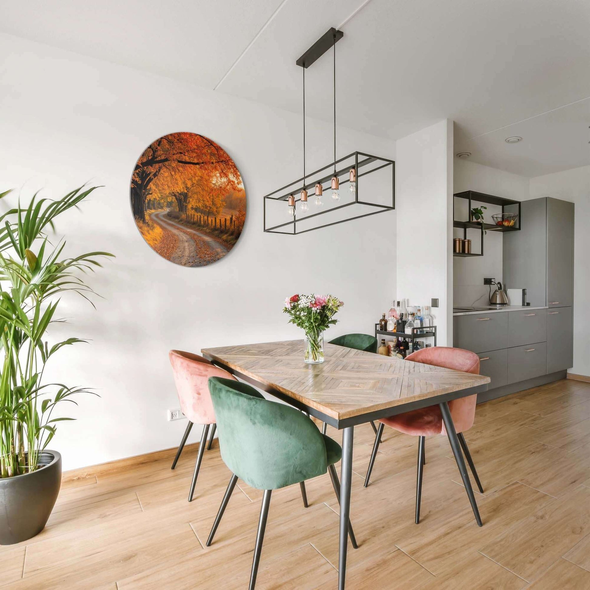 Autumn Curve - Muurcirkel wandcirkel in moderne eetkamer, vangt gouden licht en vallende bladeren, perfecte decoratie voor keuken en woonkamer.