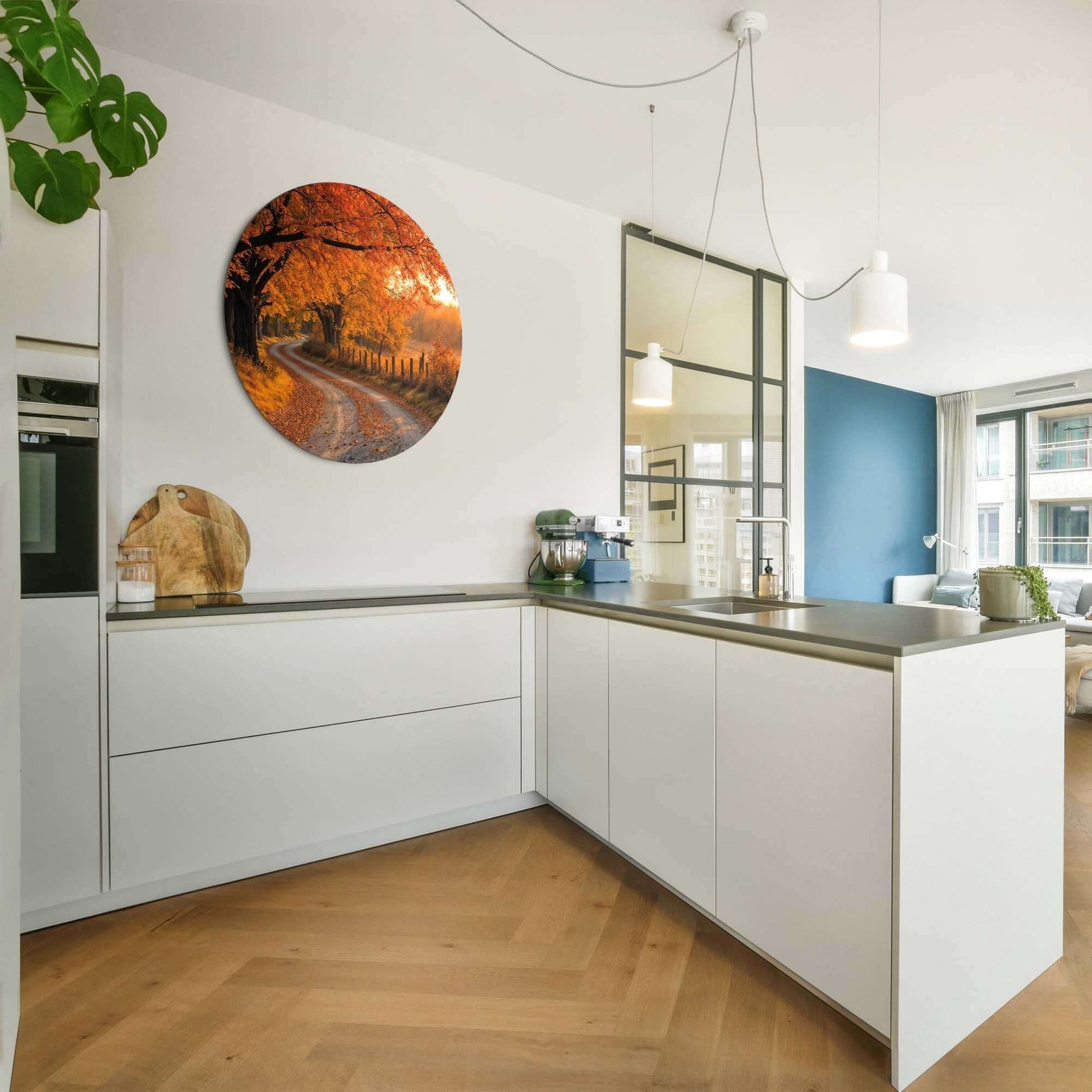 Keuken met Autumn Curve - Muurcirkel, een warme wandcirkel met herfstbladeren en serene sfeer, passend bij keuken- en woonkamerdecors.