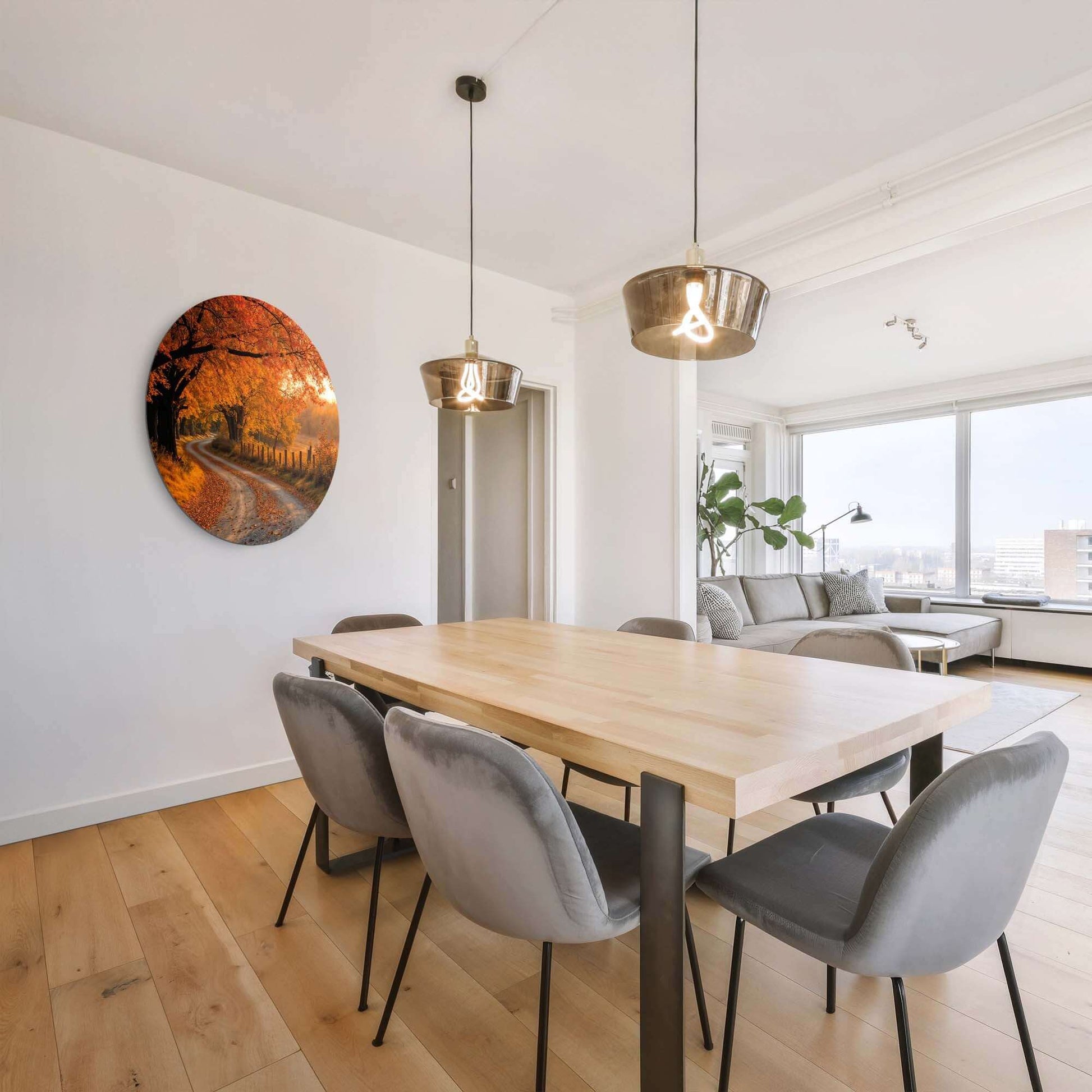 Eetkamer met muurdecoratie "Autumn Curve - Muurcirkel" die een herfstlandschap toont, perfect voor keuken, eetkamer en woonkamer.