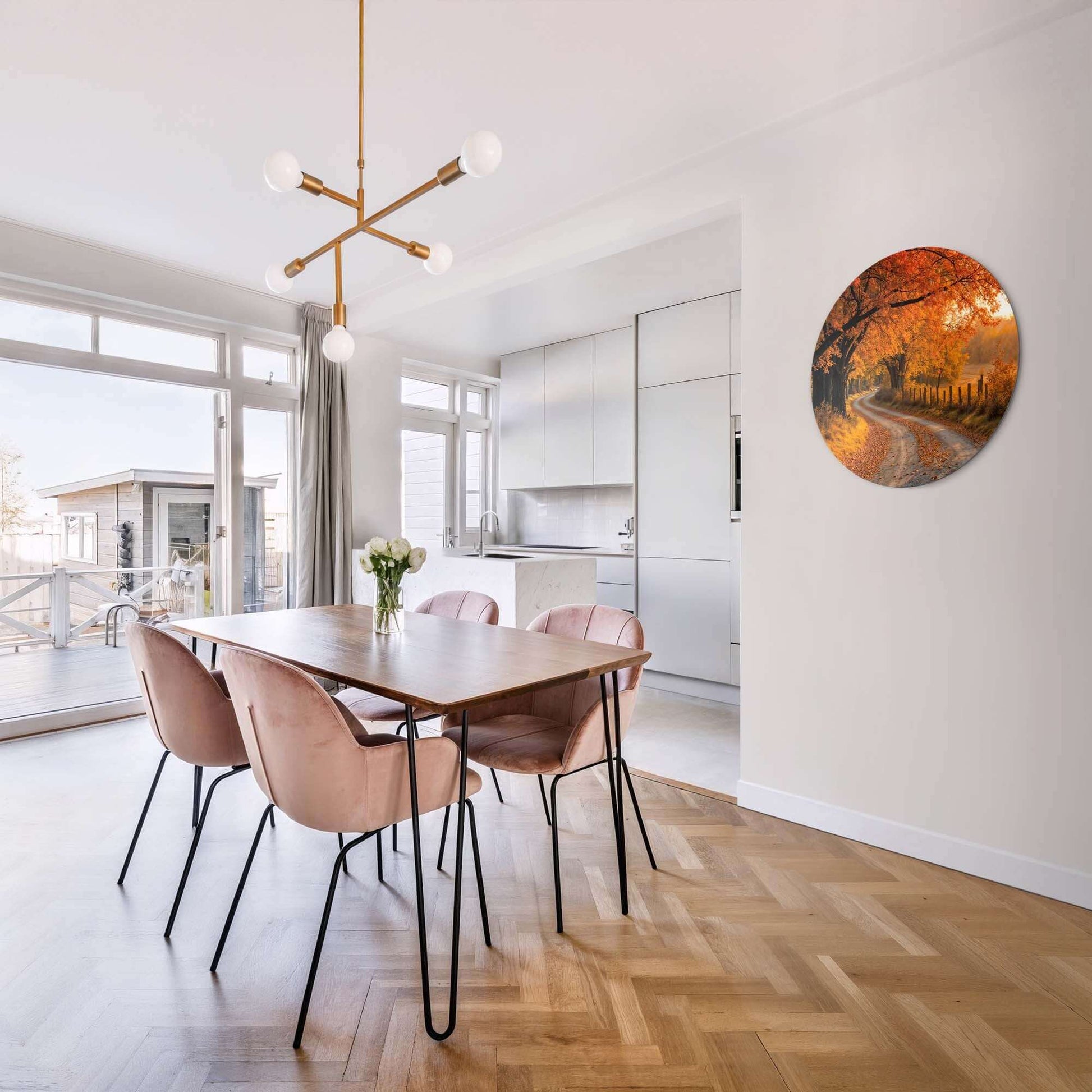 Autumn Curve - Muurcirkel in moderne eetkamer, vangt gouden herfstlicht op een wandcirkel. Ideaal voor keuken en woonkamer decoratie.