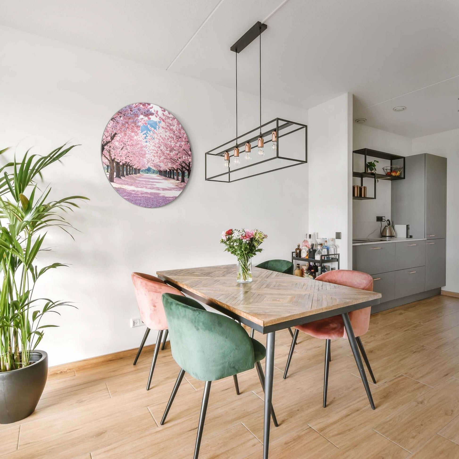 Blossom Avenue - Wandkreis mit rosafarbener Blüte, bringt Ruhe und Romantik in die moderne Küche.