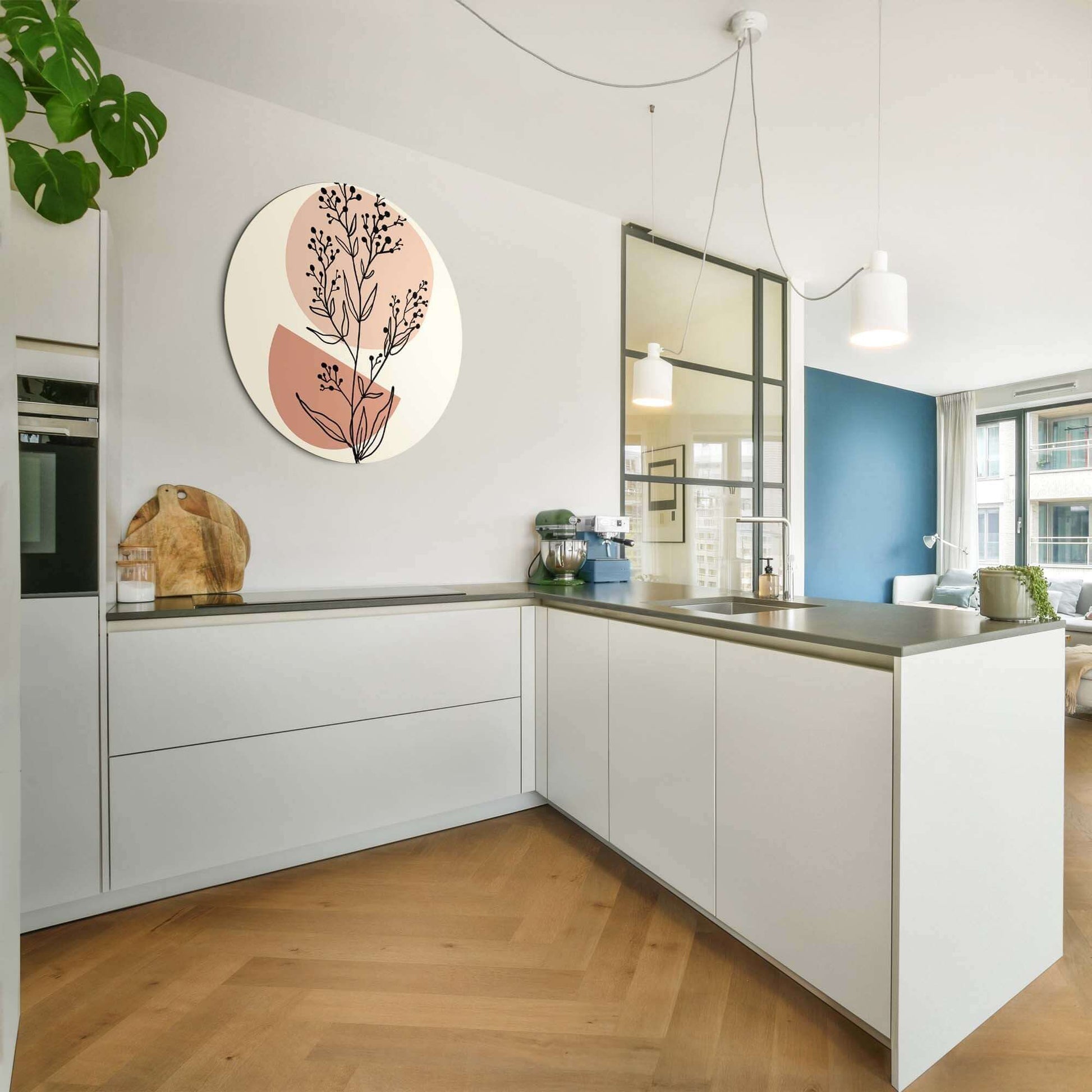 Blush Botanical Line - Muurcirkel, moderne wandcirkel met botanisch ontwerp in blush-tinten in een stijlvolle keukeninterieur.