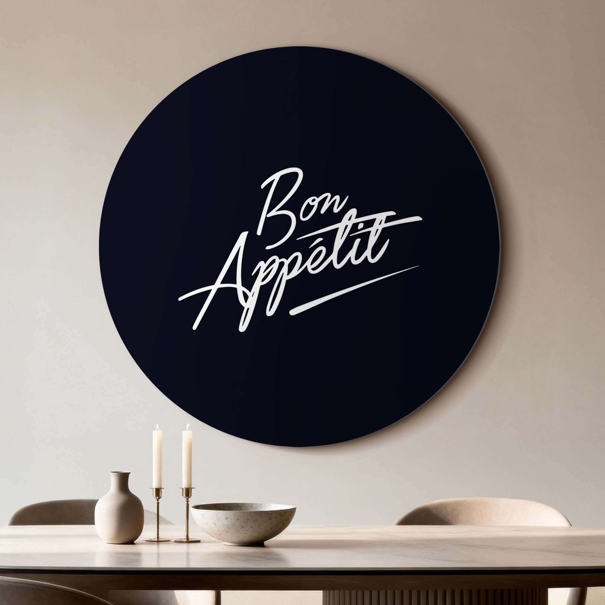 Bon Appétit Midnight Edition - Muurcirkel, elegante zwarte muurcirkel met witte tekst in moderne eetkamer, perfecte wandcirkel.