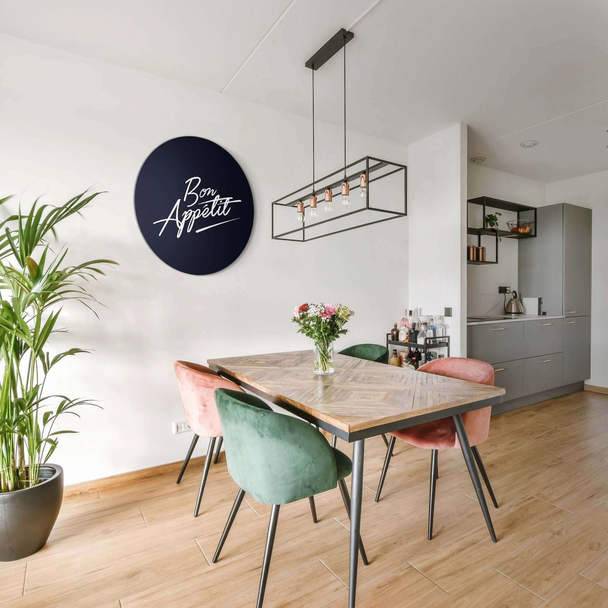 Moderne keuken met Bon Appétit Midnight Edition - Muurcirkel aan de muur, ideaal voor Muurcirkel decoratie, minimalistische stijl.