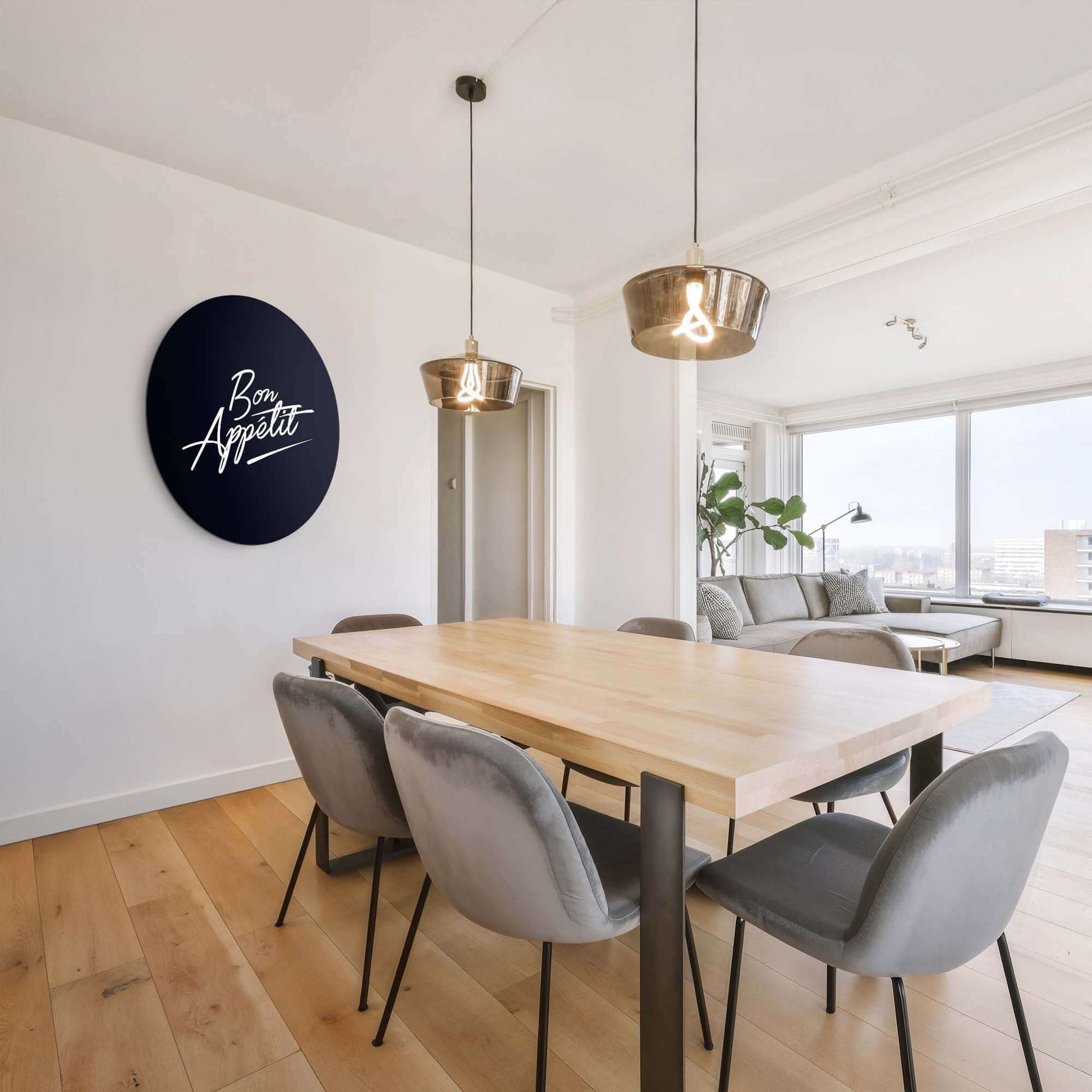 Modern interieur met Bon Appétit Midnight Edition - Muurcirkel aan de muur, een elegante zwarte muurcirkel voor keuken of eetkamer.