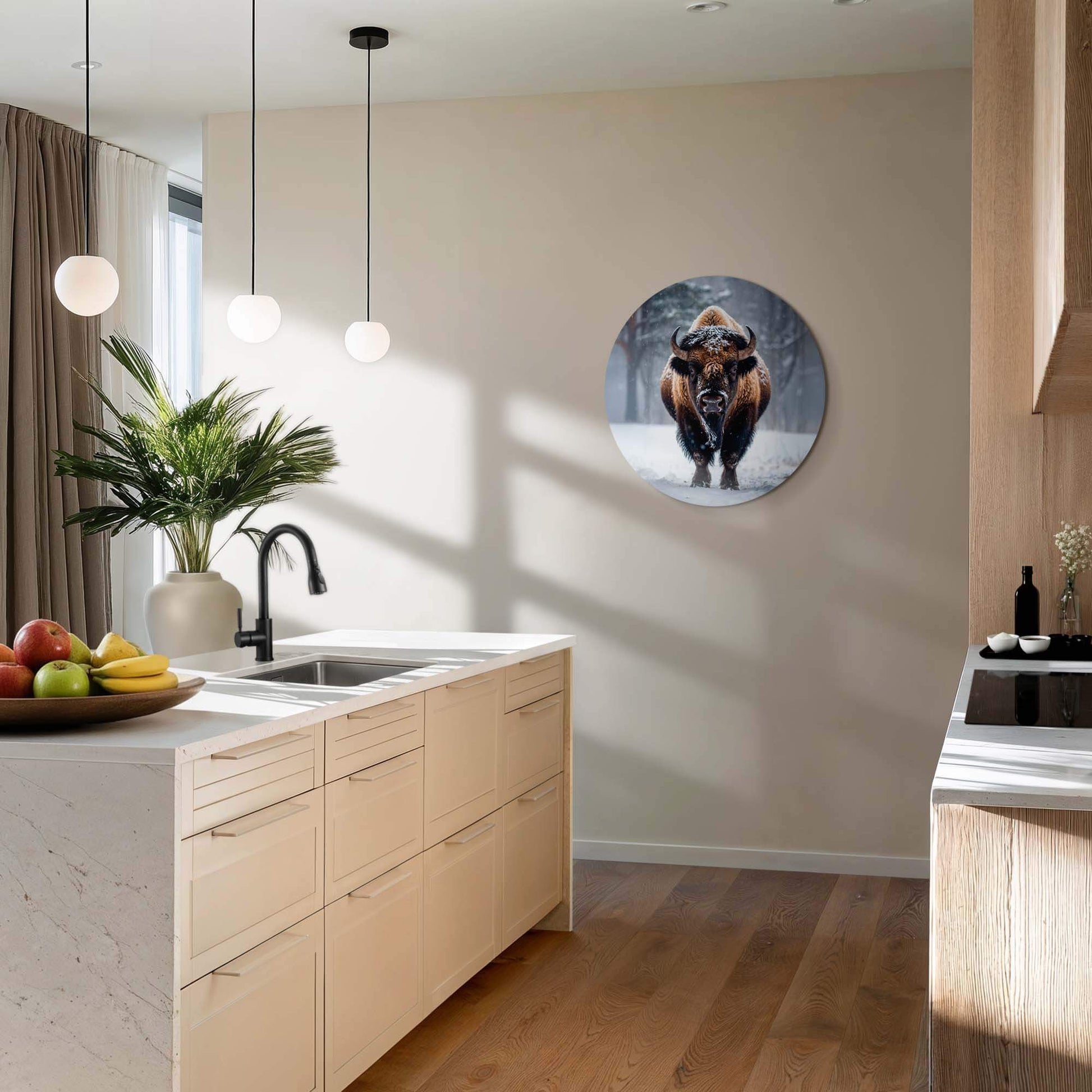 Bison im Schnee - Wandkreis auf Aluminiumplatte in moderner Küche, beeindruckender Wandkreis mit zähem Bison in Winterlandschaft.