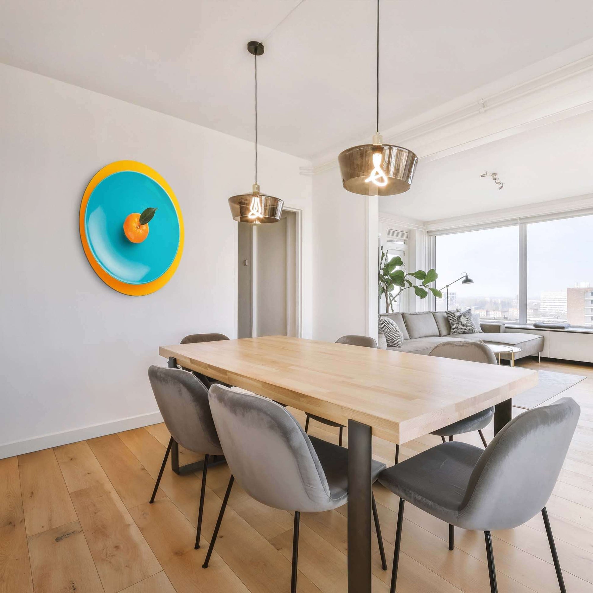 Citrus Pop Teller - Wandkreis als farbenfroher Wandkreis im modernen Esszimmer, Mandarine auf türkisem Teller als Blickfang im Interieur