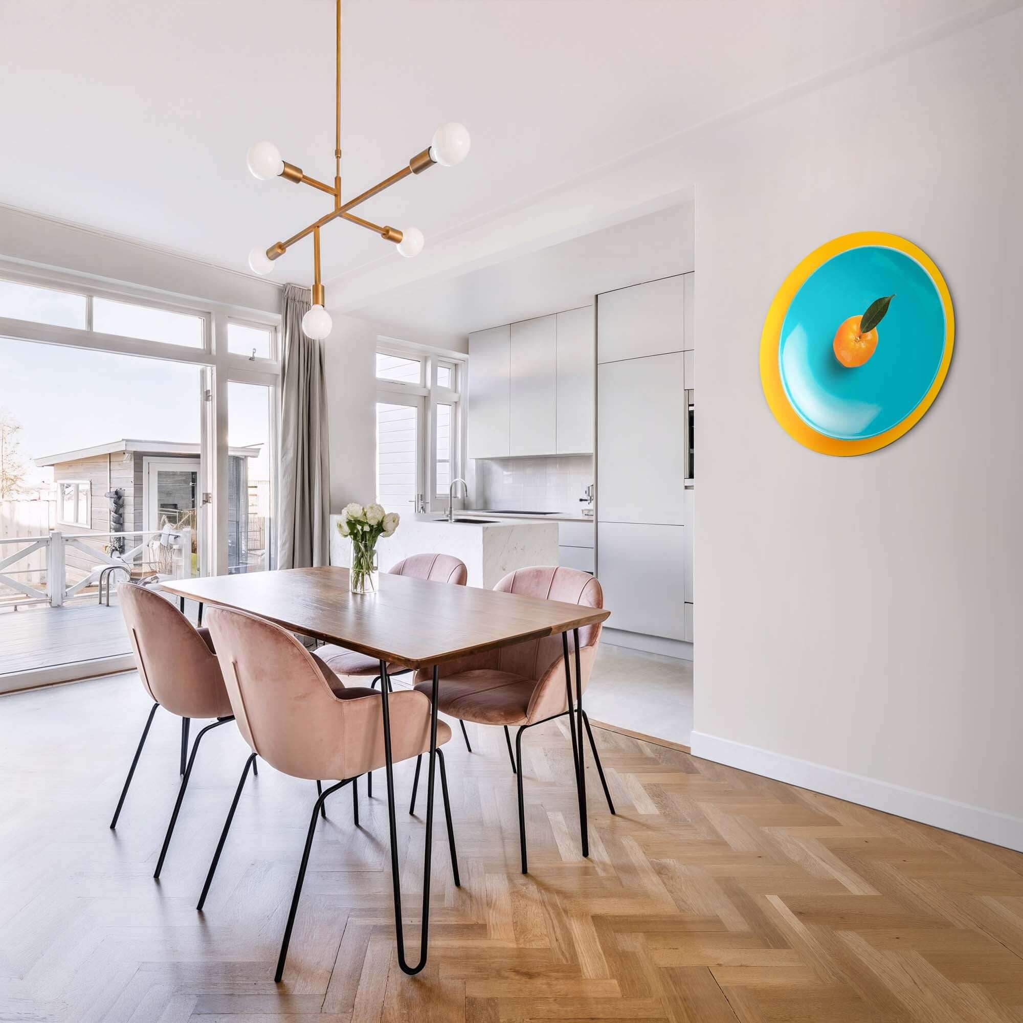 Citrus Pop Plate - Wandkreis Wanddekoration mit Wandkreis aus Mandarine auf türkisfarbenem Teller im modernen Esszimmer.