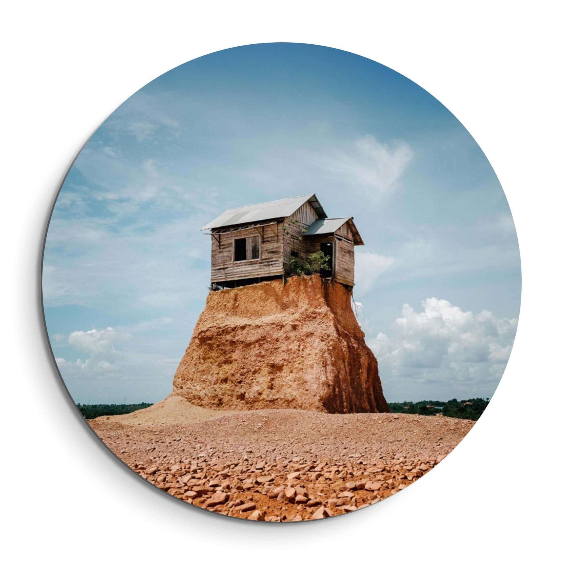 Cliff Beacon - Mauerkreis, verwittertes Holzhaus auf Felsen, in Sonnenlicht getaucht, natürliche Schönheit.