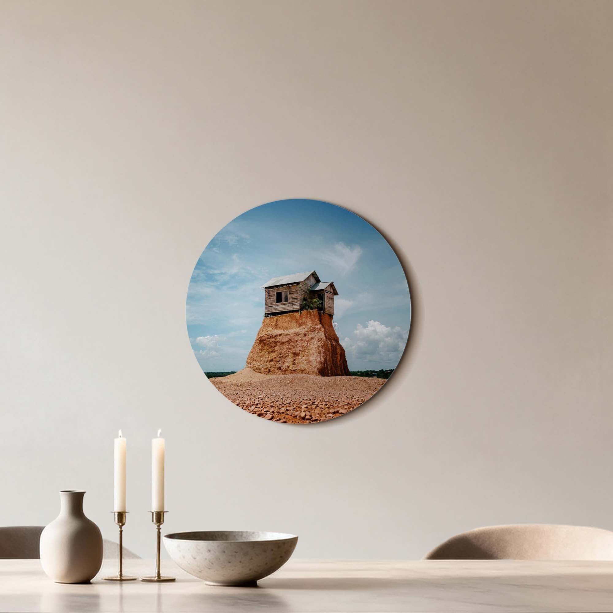 Cliff Beacon - Wandkreis mit verwittertem Holzhaus auf einem Felsen, in Sonnenlicht getaucht, dekorativ für die Wand.