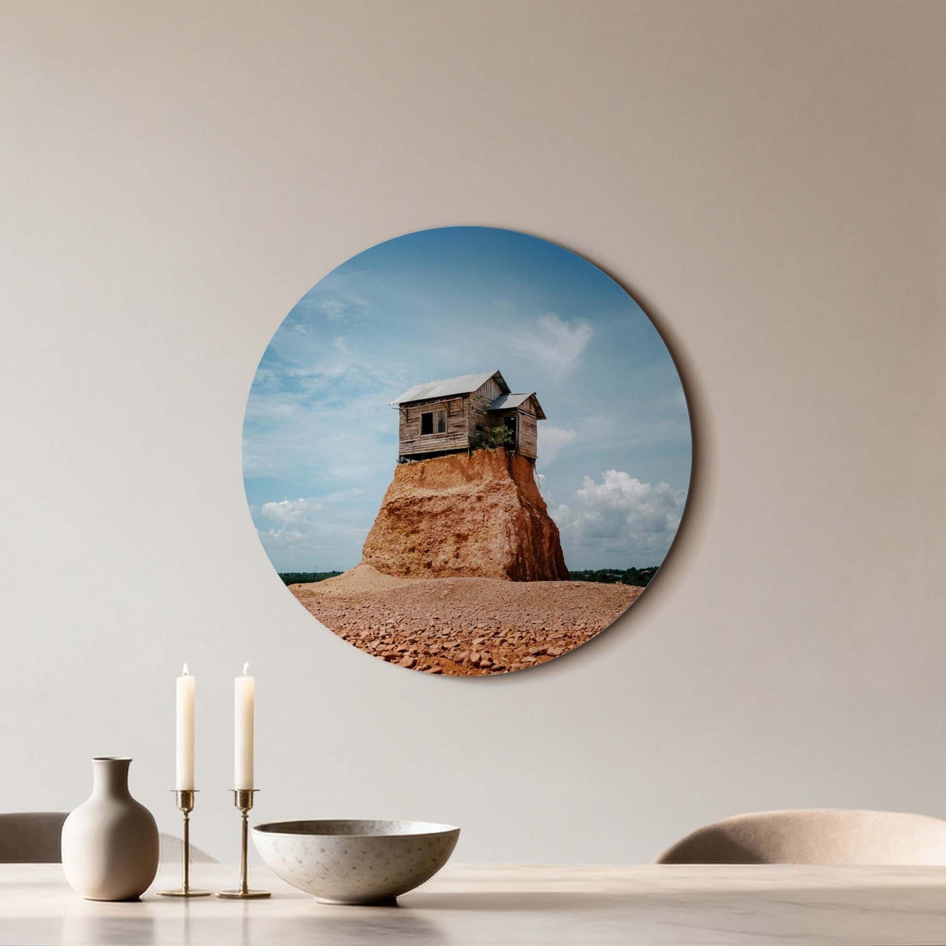 Cliff Beacon - Wandkreis, verwittertes Holzhaus auf einem Felsen, in Sonnenlicht getaucht, ideale Wanddekoration.