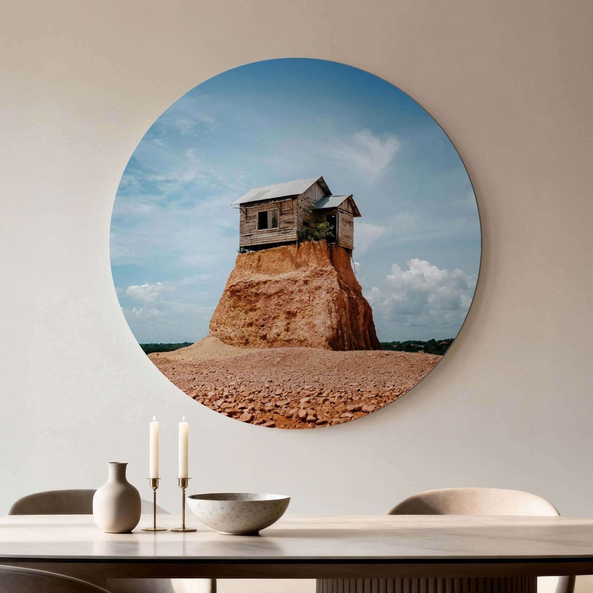 Cliff Beacon - Wandkreis, verwittertes Holzhaus auf einem Felsen, strahlt Kraft und Schönheit aus.