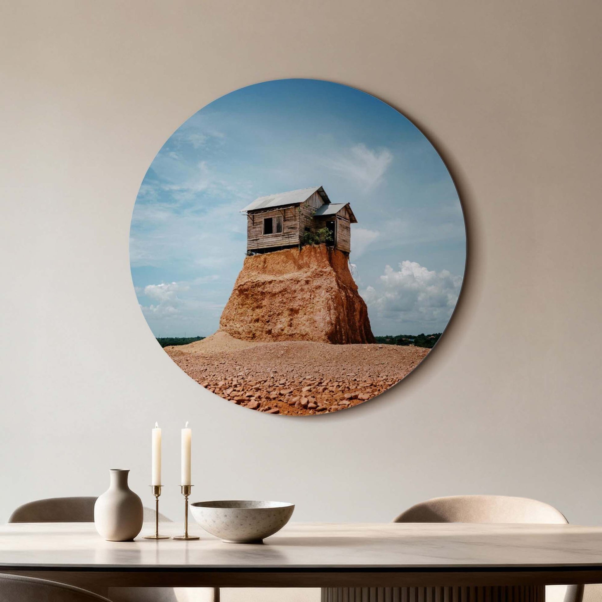 Cliff Beacon - Wandkreis, verwittertes Holzhaus auf Felsen, im Sonnenlicht leuchtend, perfekt als Wanddekoration