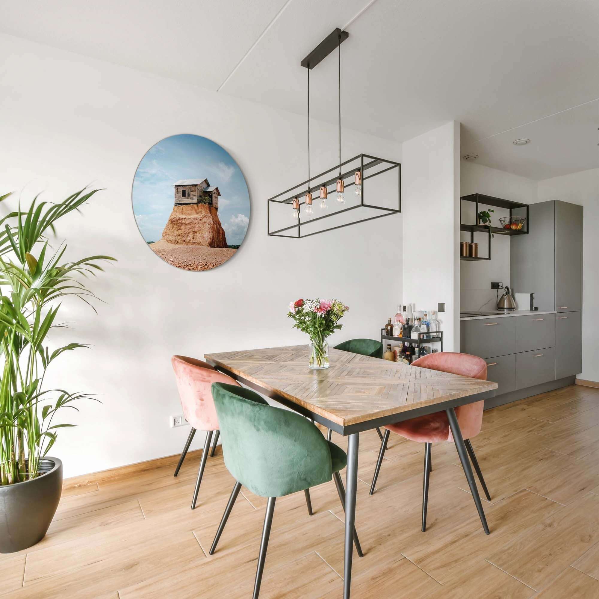 Cliff Beacon - Wandkreis in einem stimmungsvollen Innenraum mit Holztisch und bunten Stühlen.