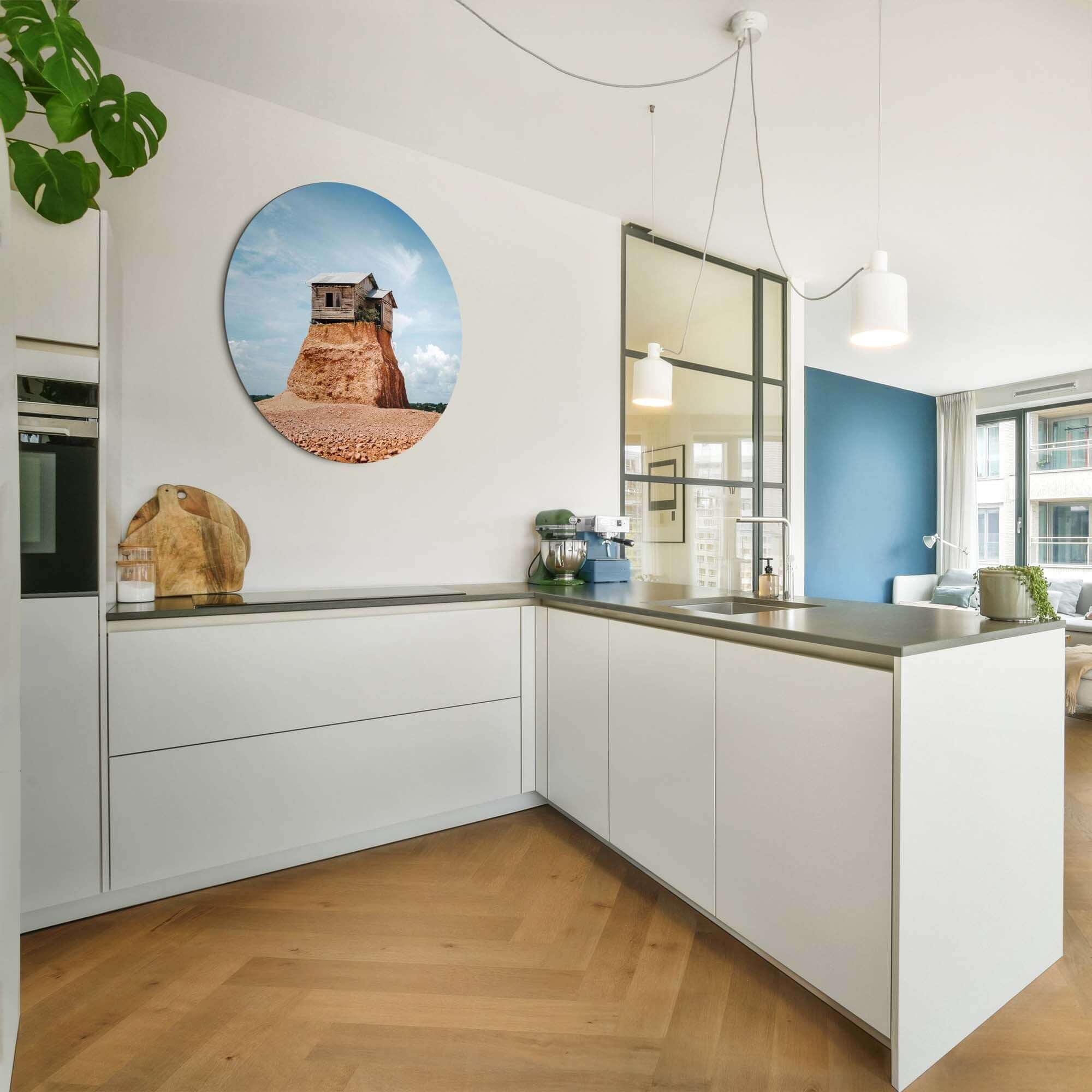 Cliff Beacon - Wandkreis auf einer modernen Küchenwand, der ein verwittertes Holzhaus auf einem Felsen zeigt, das in Sonnenlicht getaucht ist.