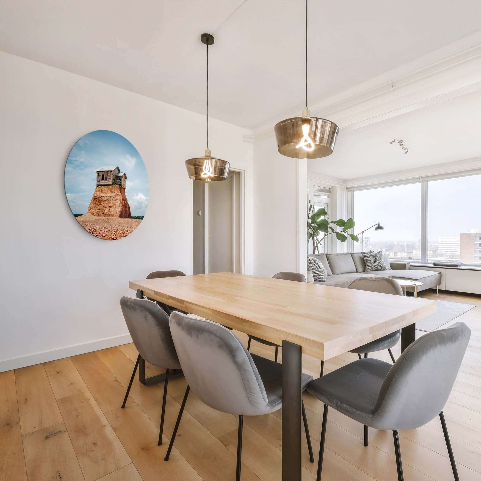 Interieur mit Cliff Beacon - Wandkreis und moderne Esszimmerstühle in einem gemütlichen Wohnzimmer.